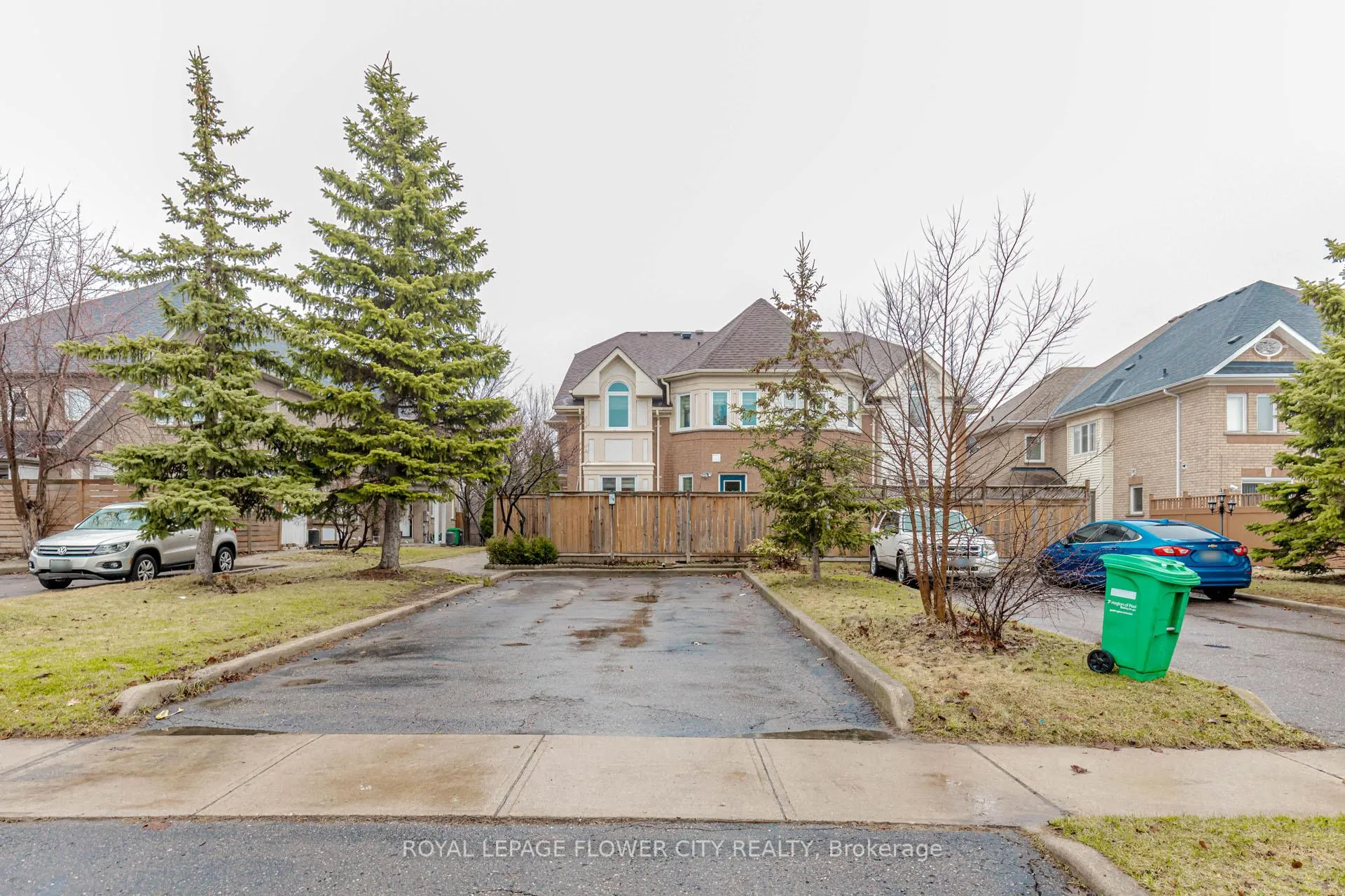 Photo 3 of 194 Pressed Brick Drive, Brampton, Brampton North — HOMEH