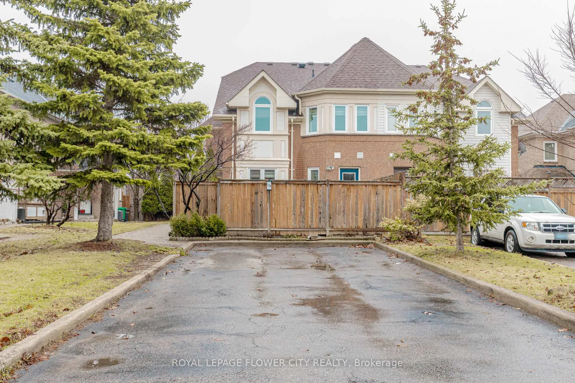 Photo 4 of 194 Pressed Brick Drive, Brampton, Brampton North — HOMEH