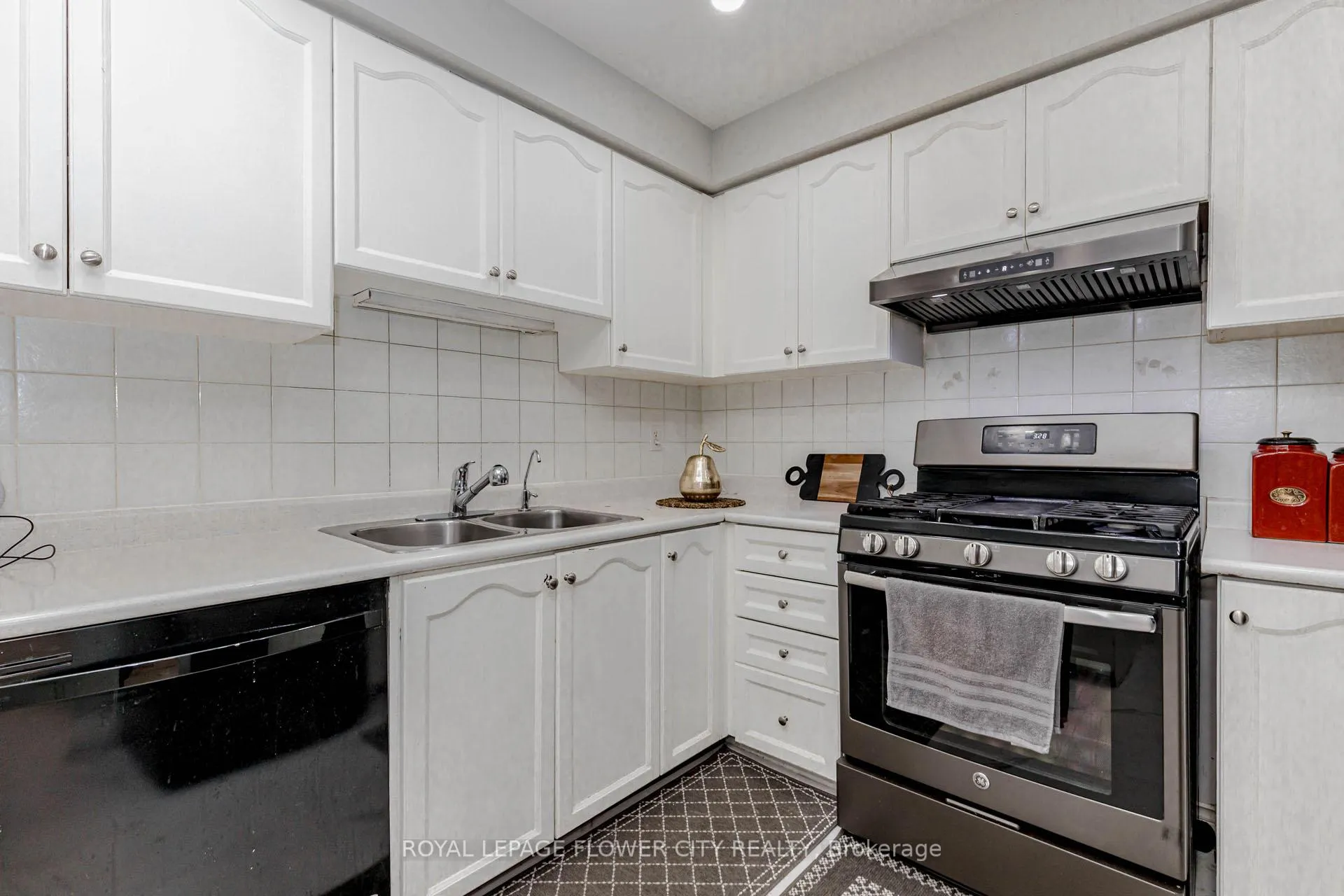 Photo 17 of 194 Pressed Brick Drive, Brampton, Brampton North — HOMEH