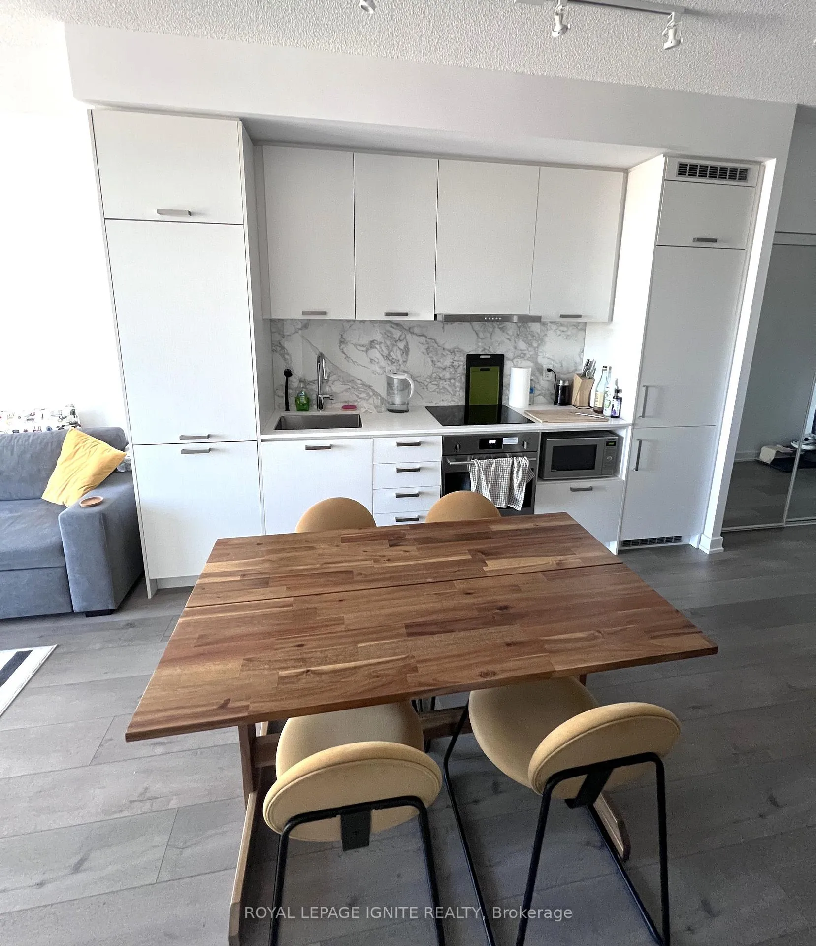Photo 6 of Unit 922, 38 Honeycrisp Crescent, Vaughan, Vaughan Corporate Centre — HOMEH