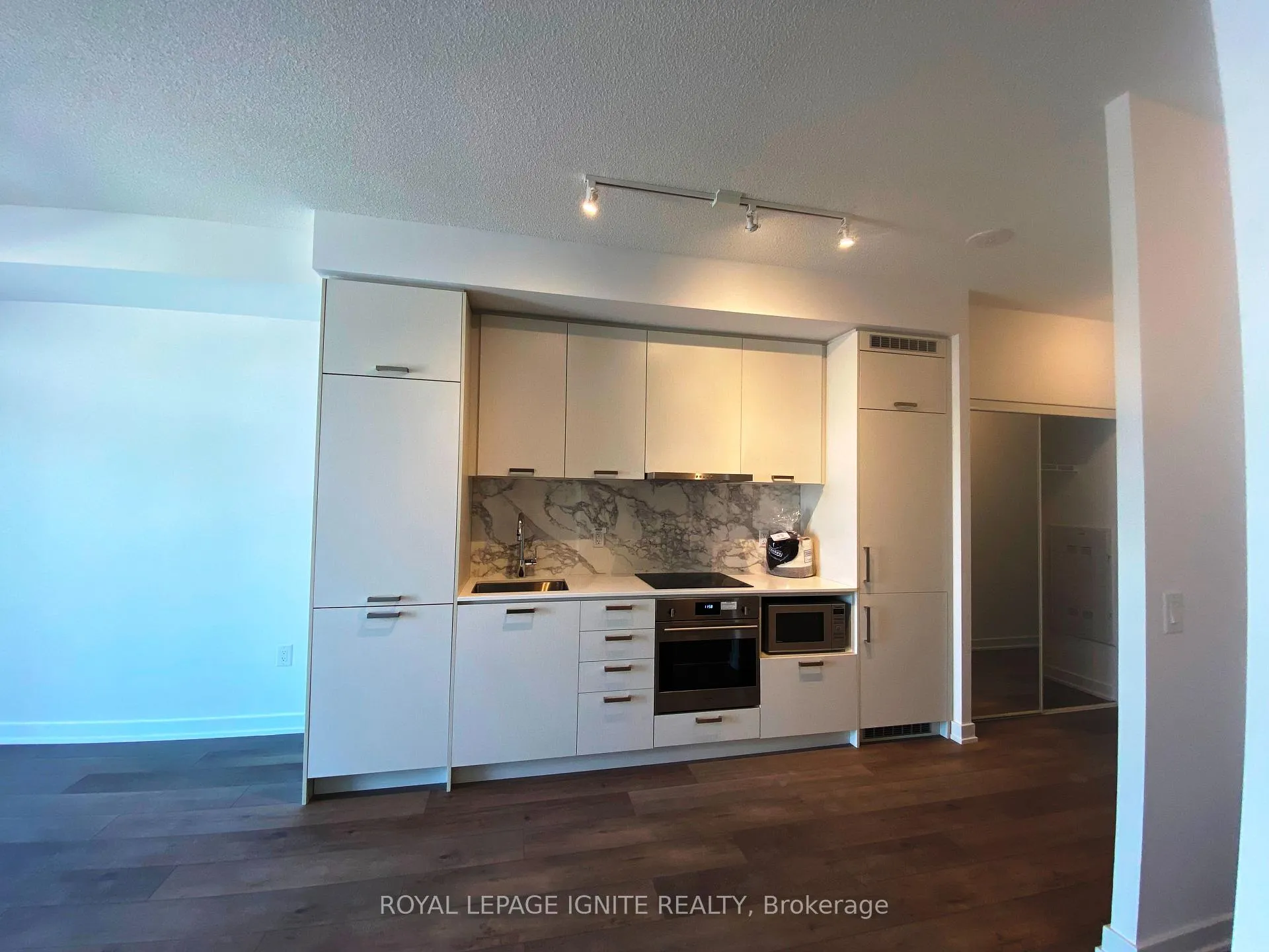 Photo 11 of Unit 922, 38 Honeycrisp Crescent, Vaughan, Vaughan Corporate Centre — HOMEH