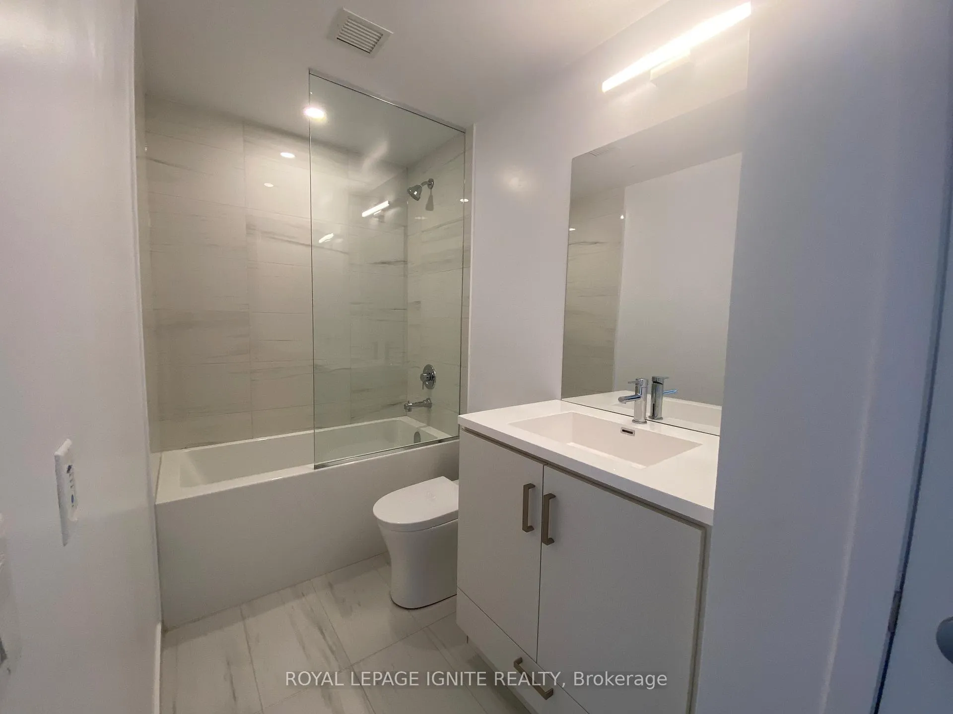 Photo 14 of Unit 922, 38 Honeycrisp Crescent, Vaughan, Vaughan Corporate Centre — HOMEH