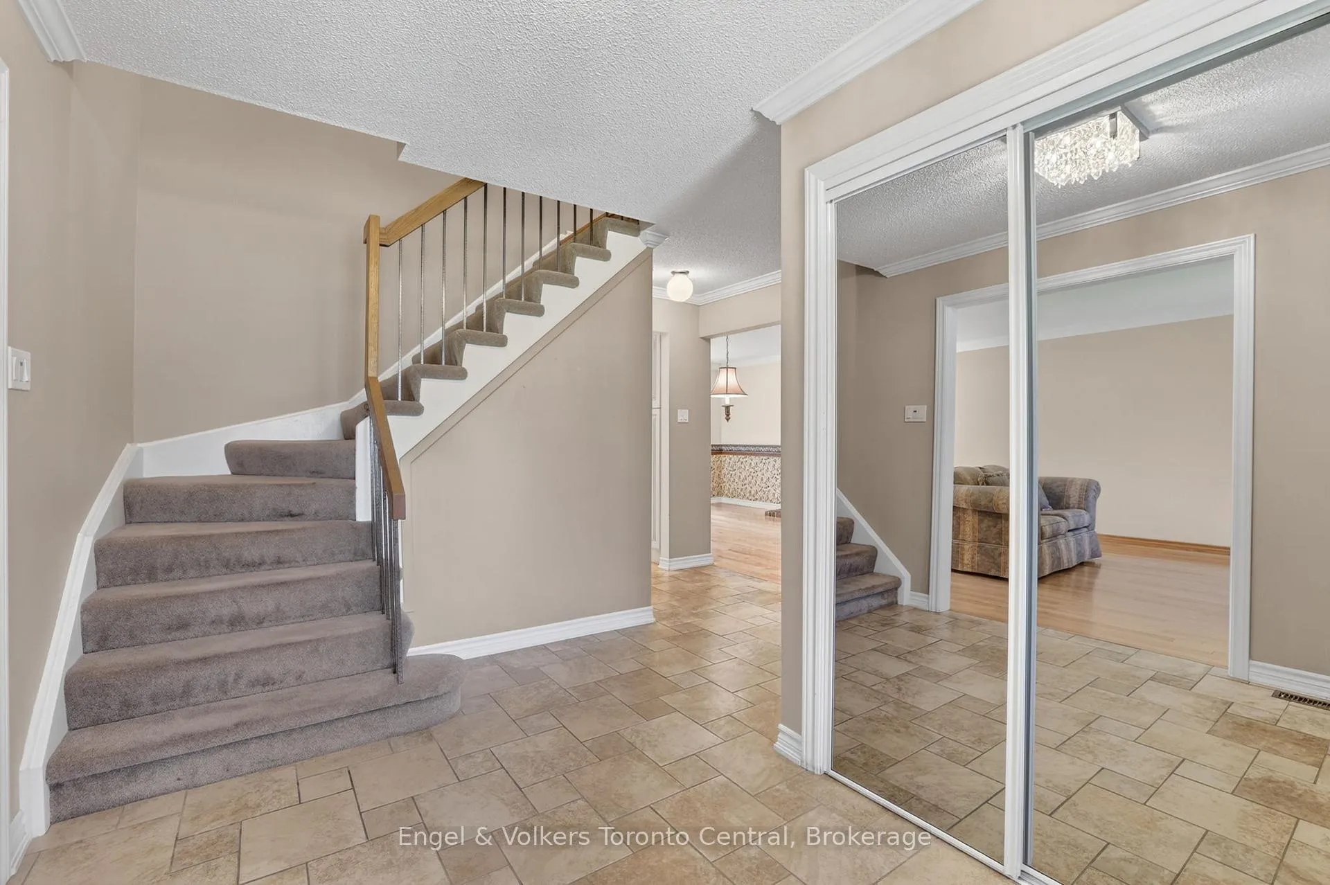 Photo 6 of 32 Milford Crescent, Brampton, Central Park — HOMEH