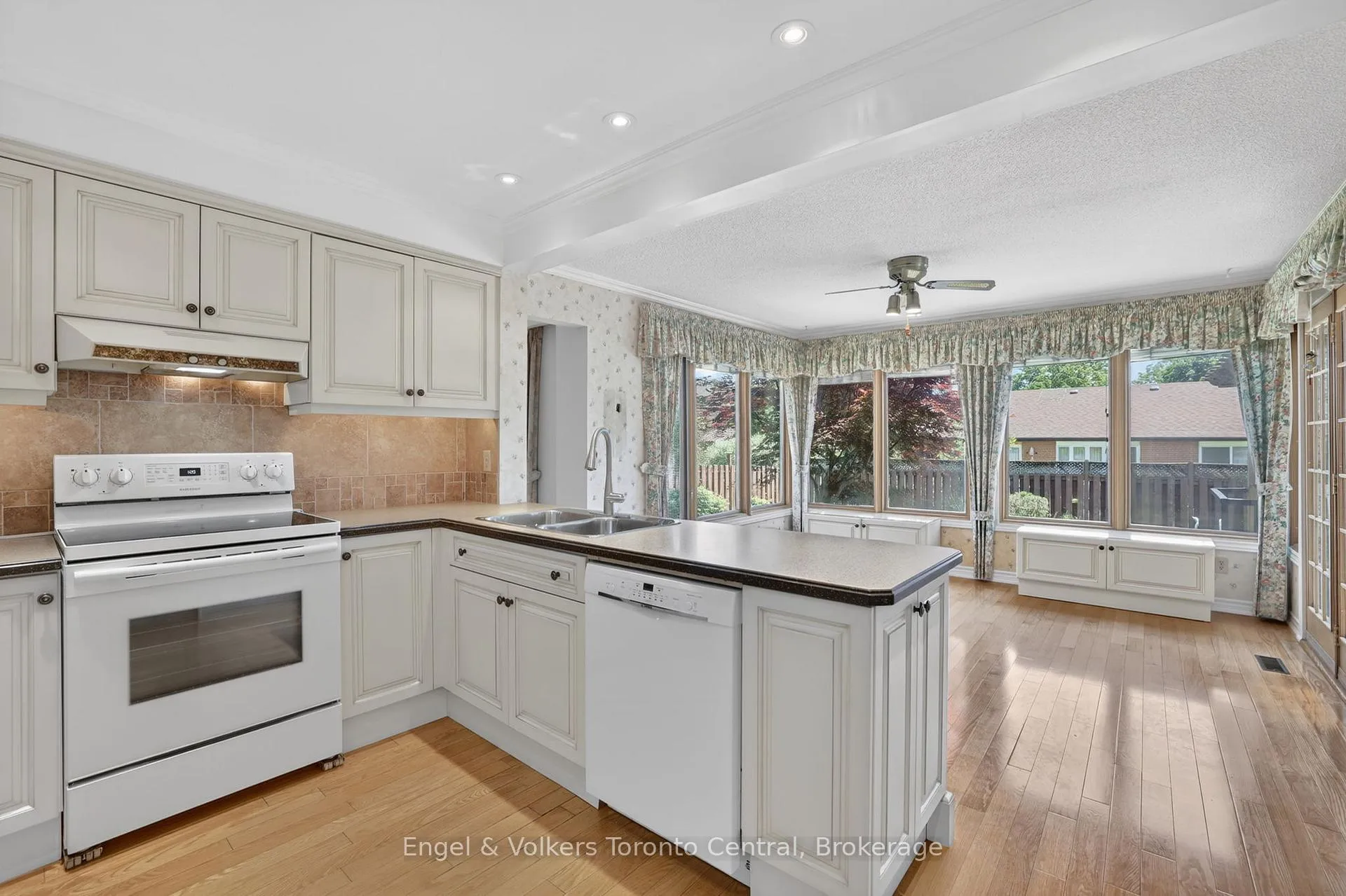 Photo 14 of 32 Milford Crescent, Brampton, Central Park — HOMEH