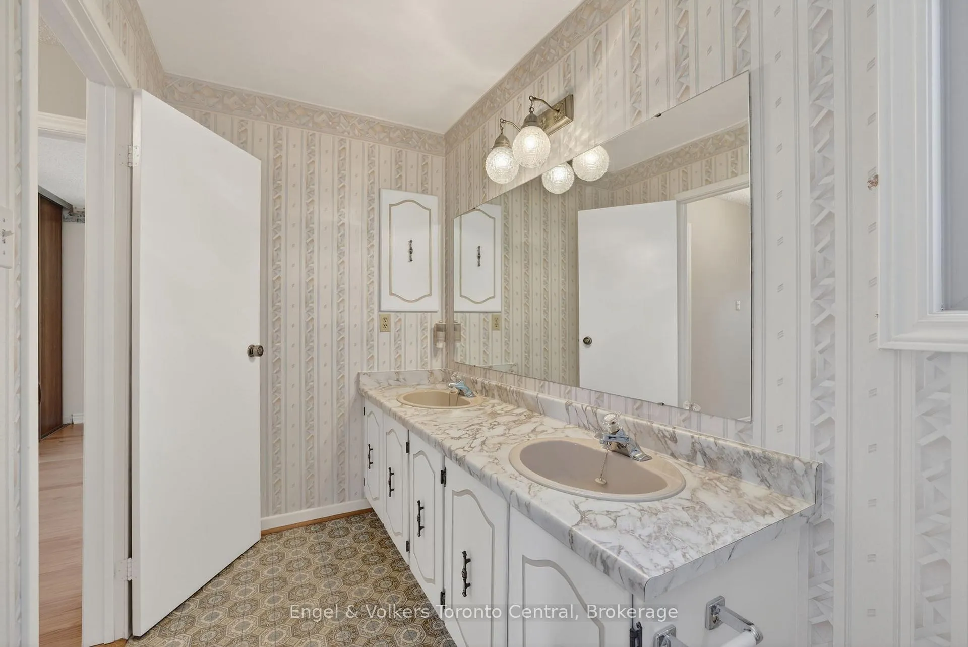Photo 34 of 32 Milford Crescent, Brampton, Central Park — HOMEH