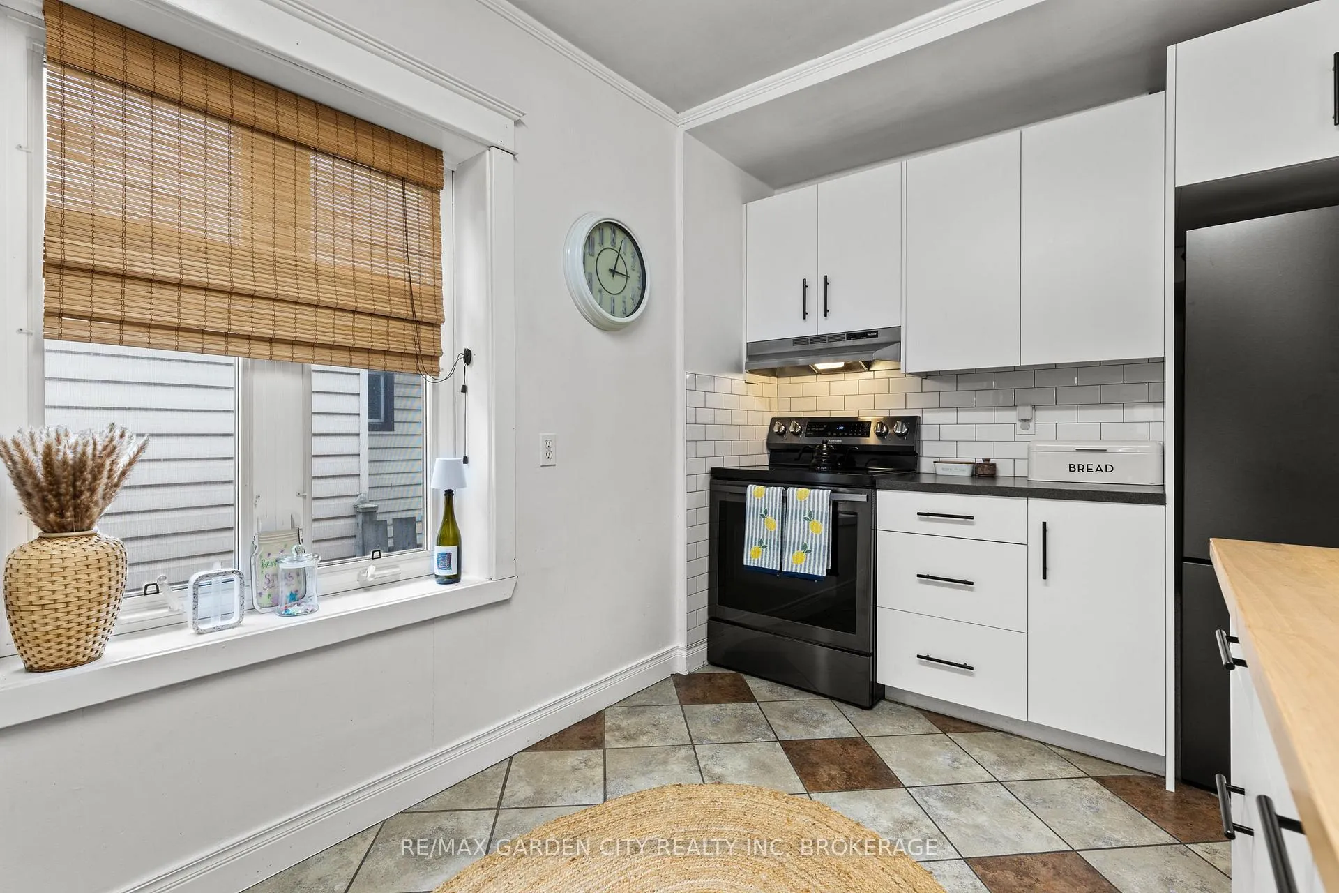 Photo 17 of 247 Lake Street, St. Catharines, Downtown — HOMEH