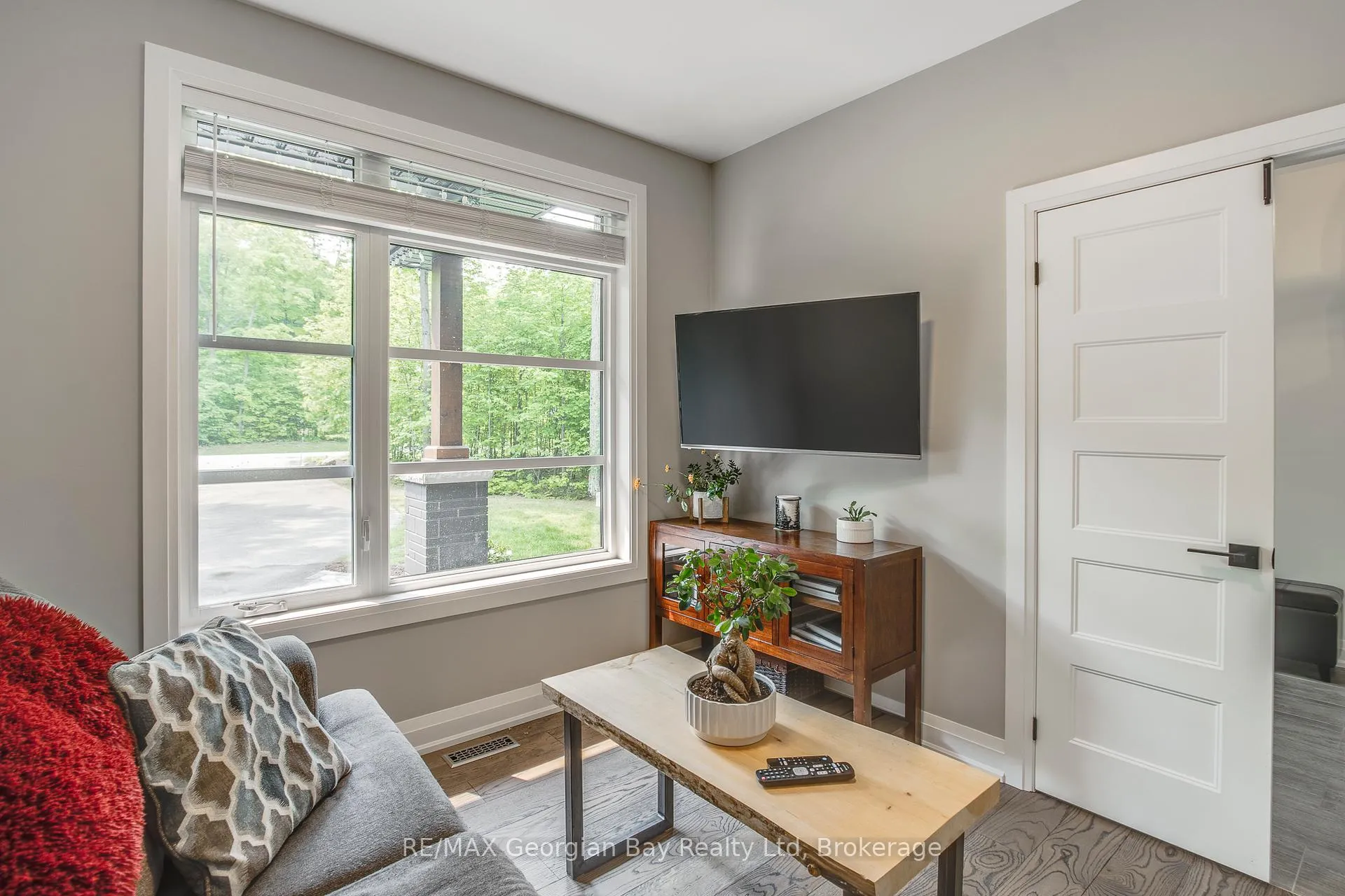 Photo 5 of 50 Windermere Circle, Tay, Rural Tay — HOMEH