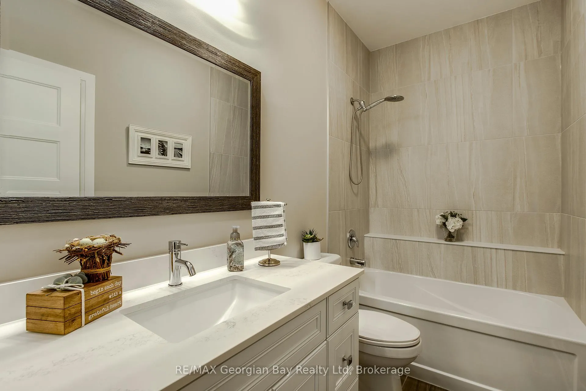 Photo 8 of 50 Windermere Circle, Tay, Rural Tay — HOMEH
