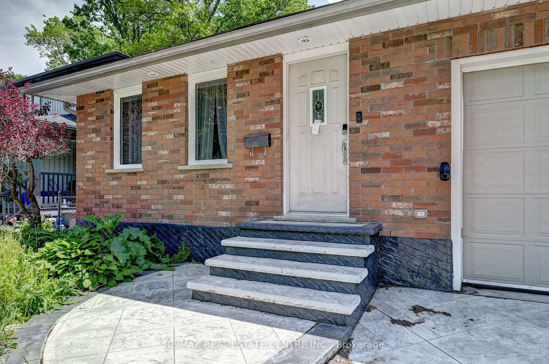 Photo 1 of 525 Fallingbrook Drive, Waterloo, Lakeshore Village — HOMEH