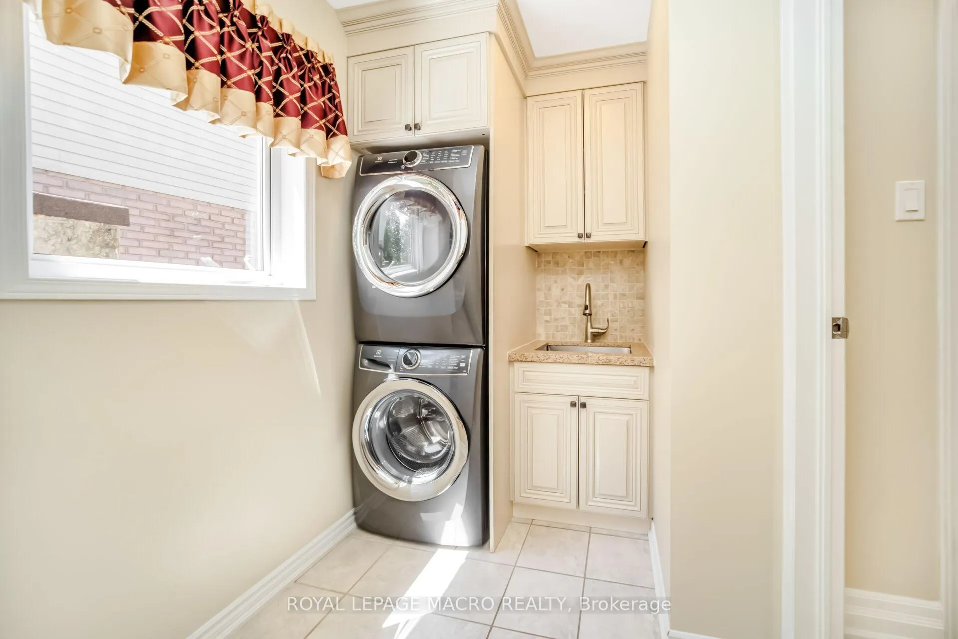 Photo 13 of 19 Sonata Avenue, Hamilton, Kernighan — HOMEH