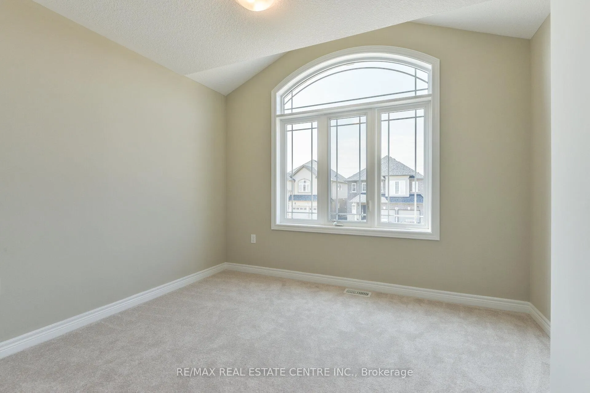 Photo 21 of 44 Cittadella Boulevard, Hamilton, Hannon — HOMEH
