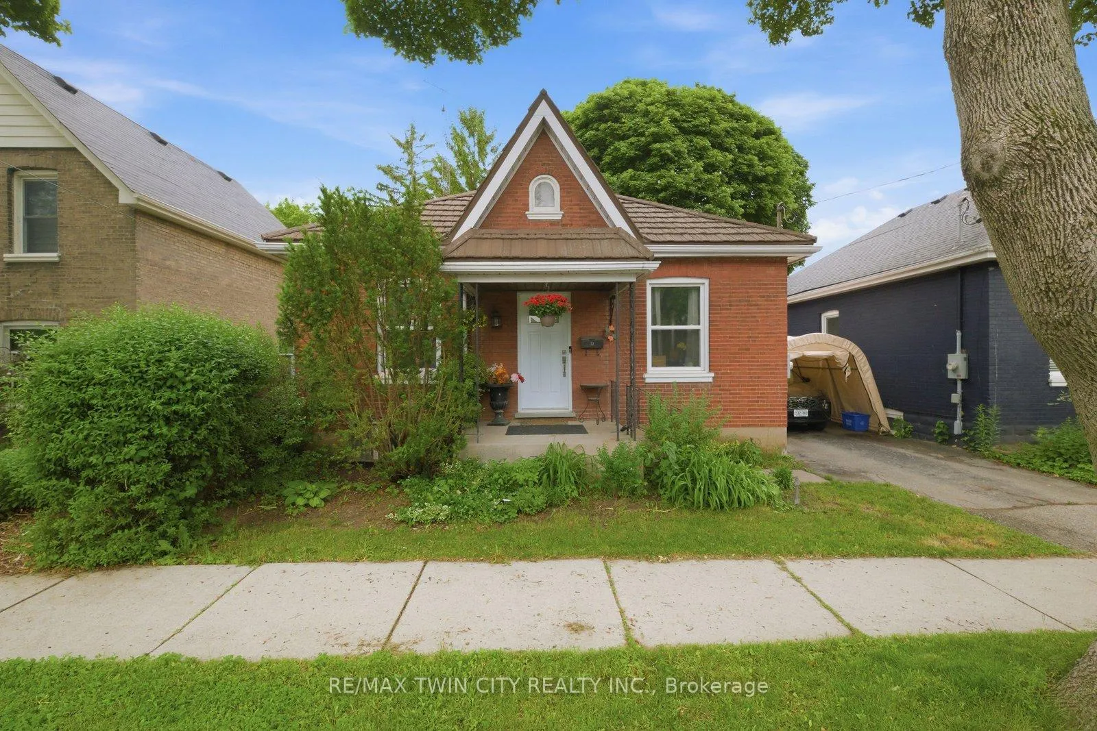 Photo 2 of 12 Brunswick Street N, Brantford, Old West Brant — HOMEH