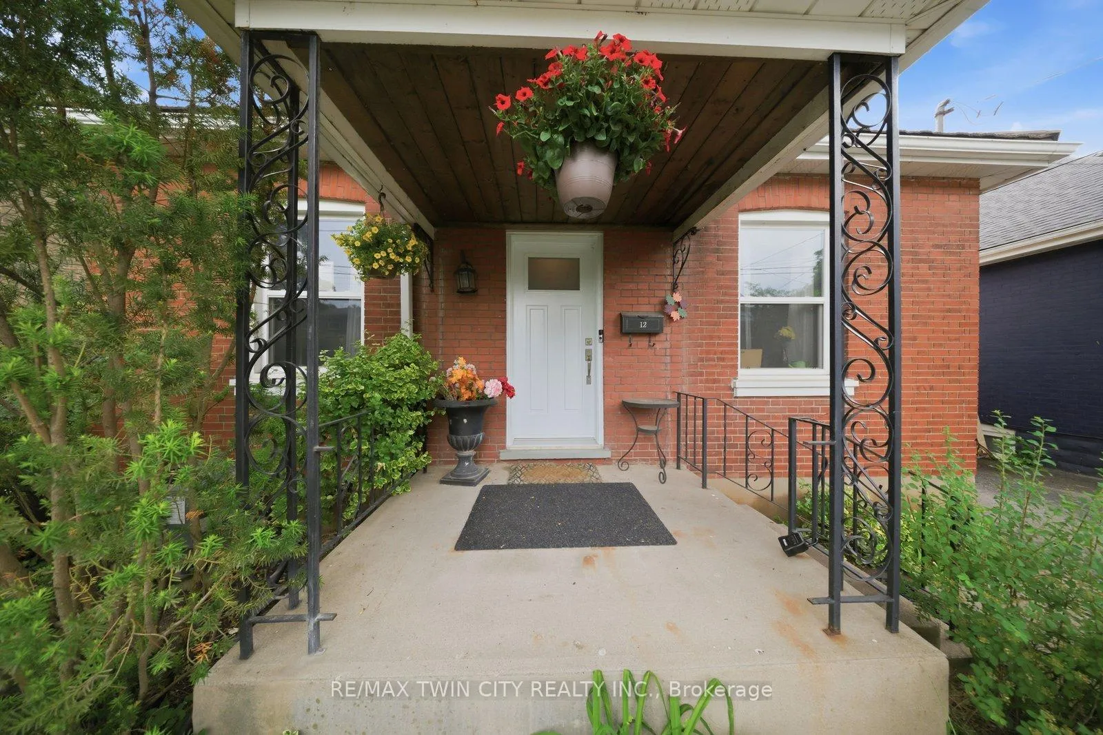 Photo 3 of 12 Brunswick Street N, Brantford, Old West Brant — HOMEH