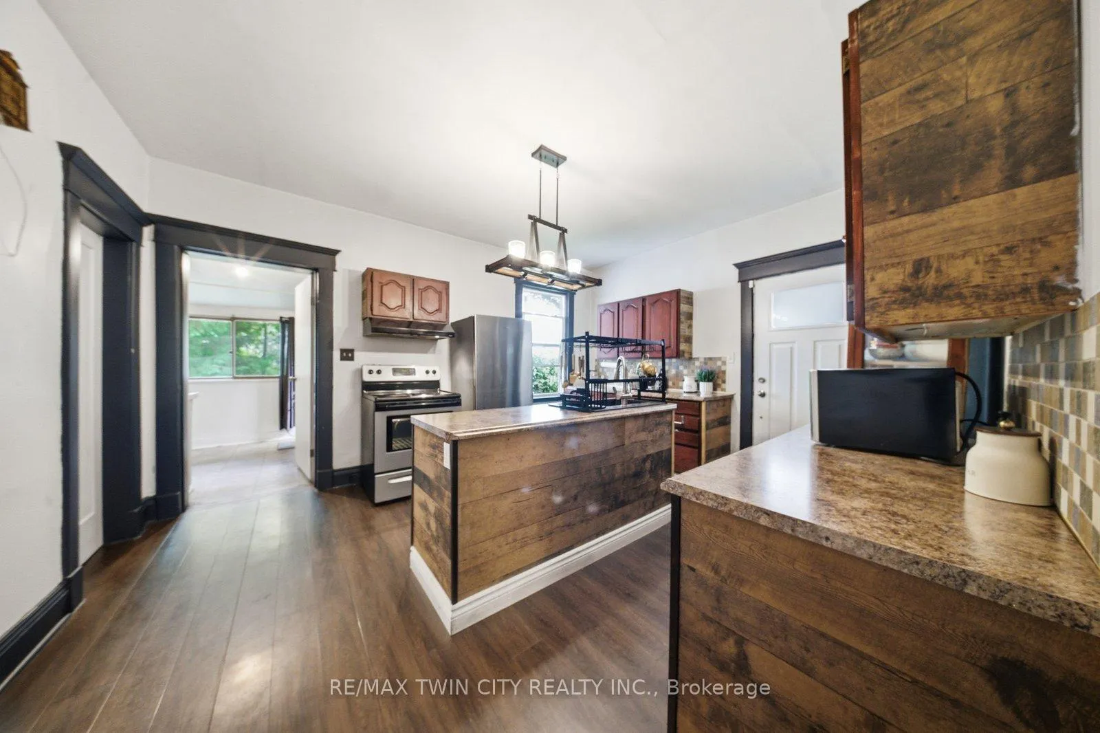 Photo 15 of 12 Brunswick Street N, Brantford, Old West Brant — HOMEH