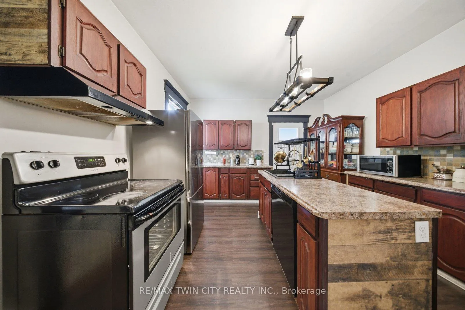Photo 16 of 12 Brunswick Street N, Brantford, Old West Brant — HOMEH