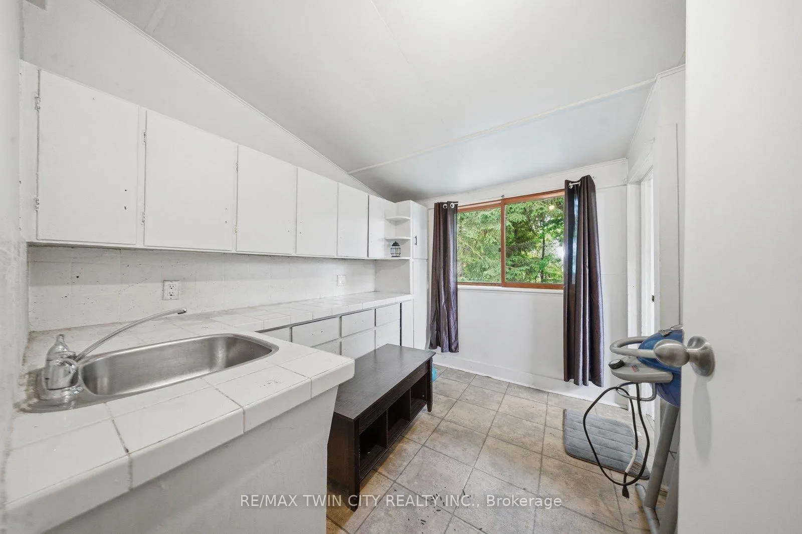 Photo 23 of 12 Brunswick Street N, Brantford, Old West Brant — HOMEH