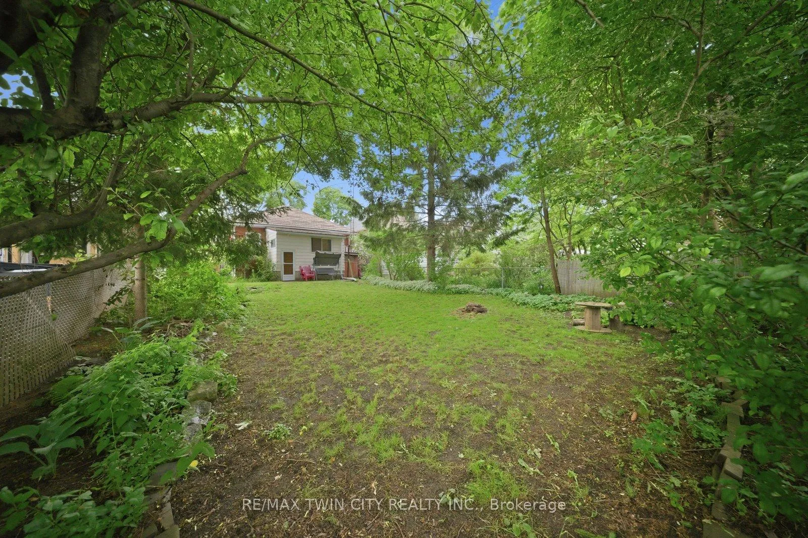 Photo 31 of 12 Brunswick Street N, Brantford, Old West Brant — HOMEH