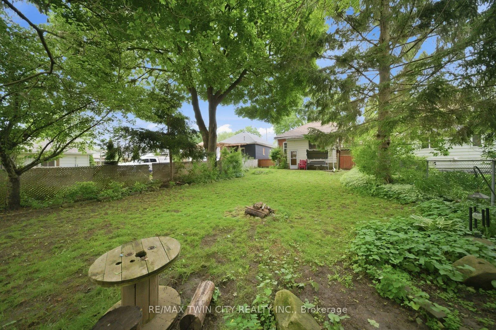 Photo 33 of 12 Brunswick Street N, Brantford, Old West Brant — HOMEH