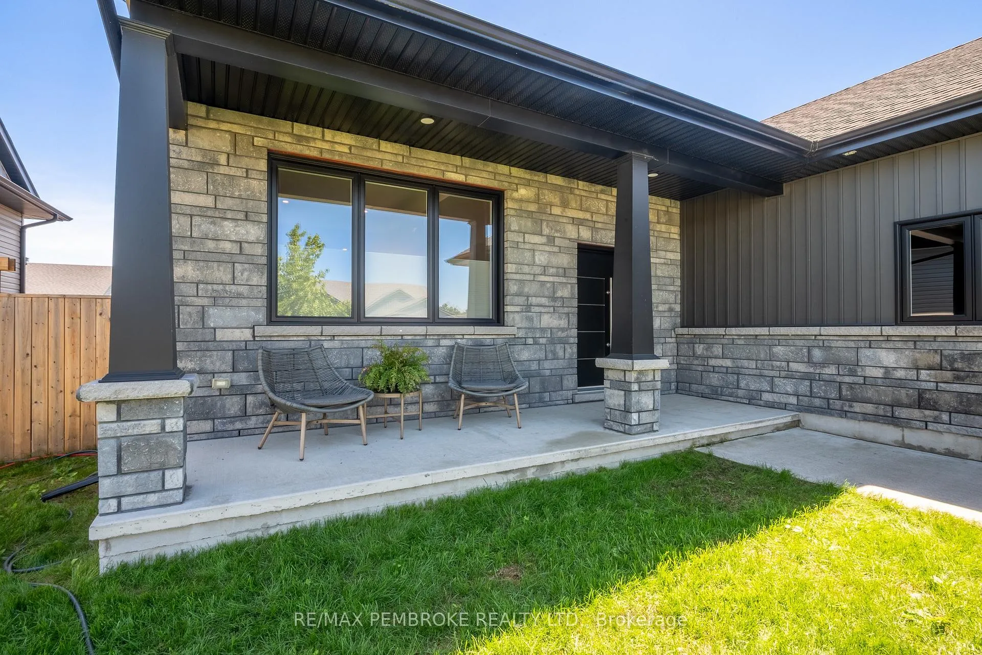 Photo 5 of 15 Drew Street, Petawawa — HOMEH