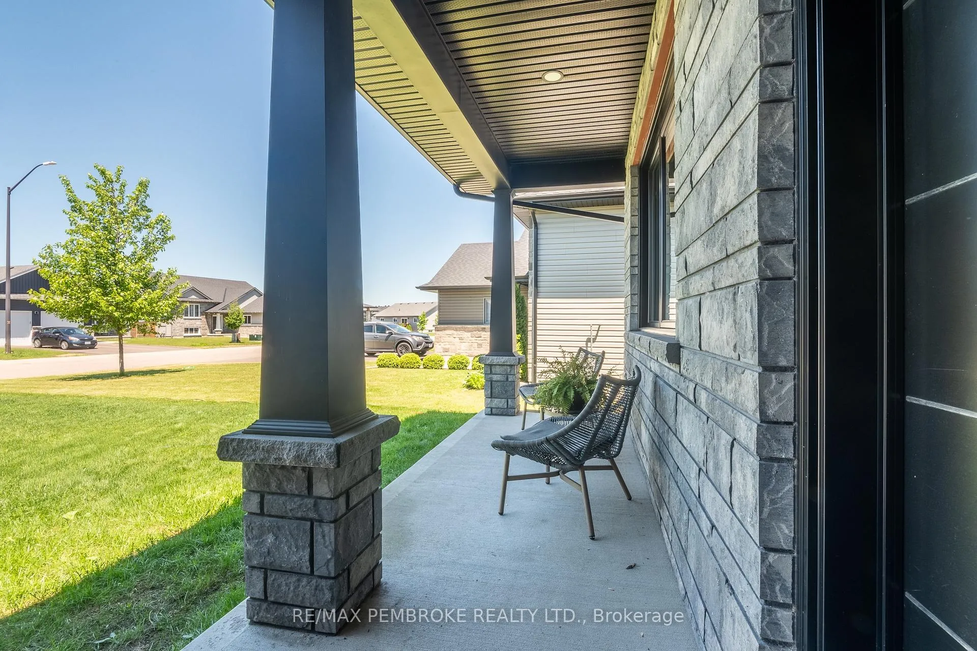 Photo 7 of 15 Drew Street, Petawawa — HOMEH