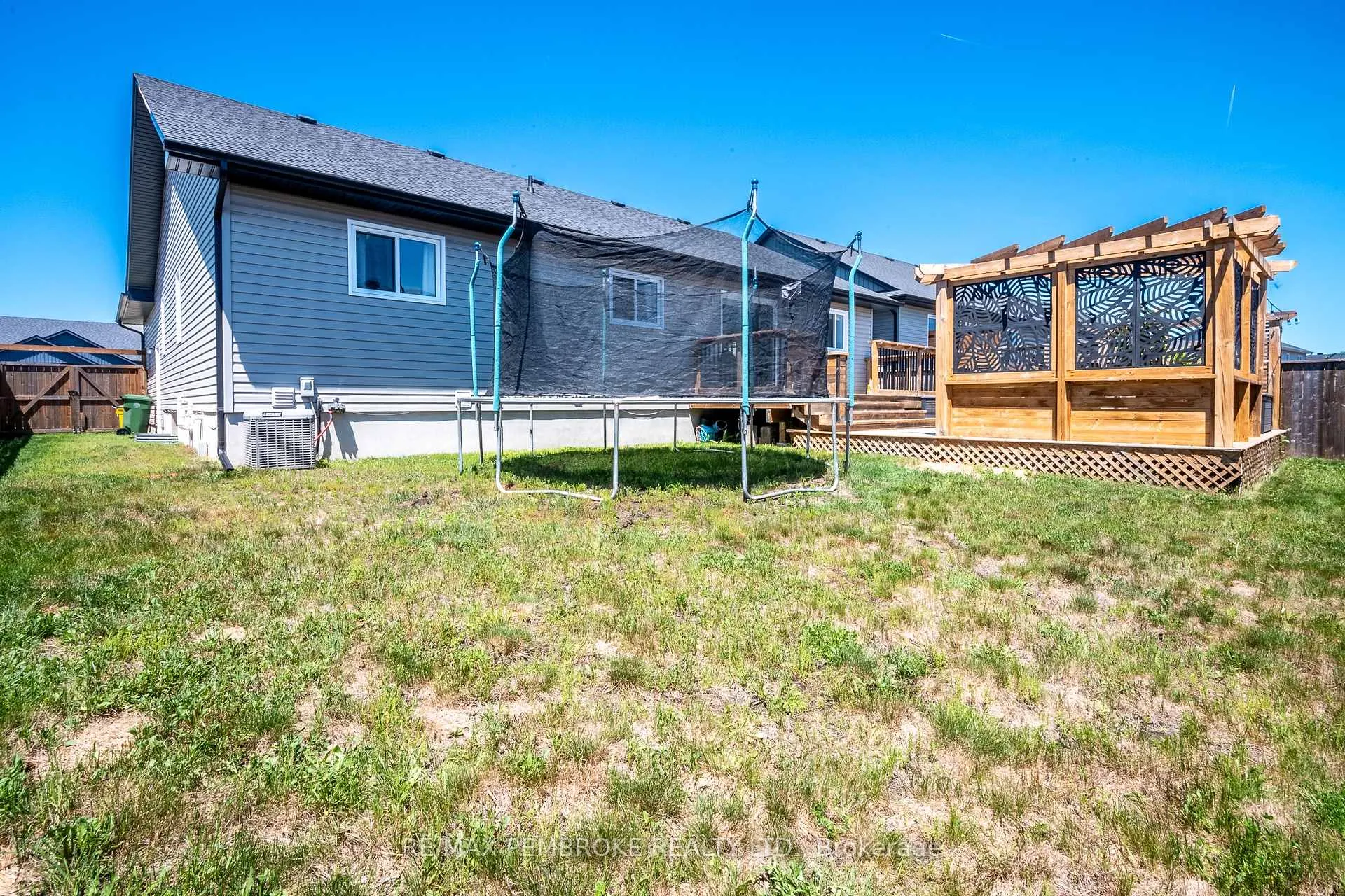 Photo 8 of 15 Drew Street, Petawawa — HOMEH