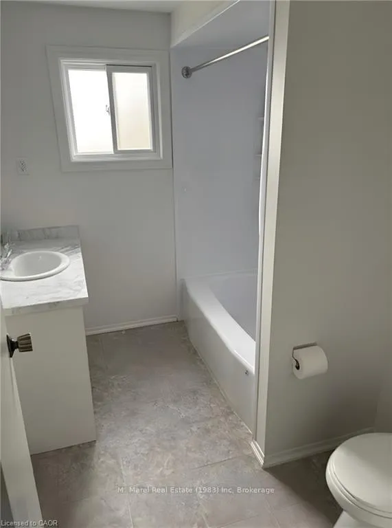 Photo 6 of Unit C, 160 Lavina Crescent, Hamilton, Mountview — HOMEH
