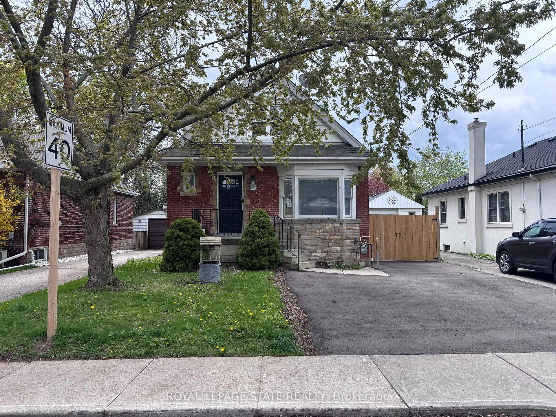 Photo 1 of 122 Queensdale Avenue E, Hamilton, Centremount — HOMEH