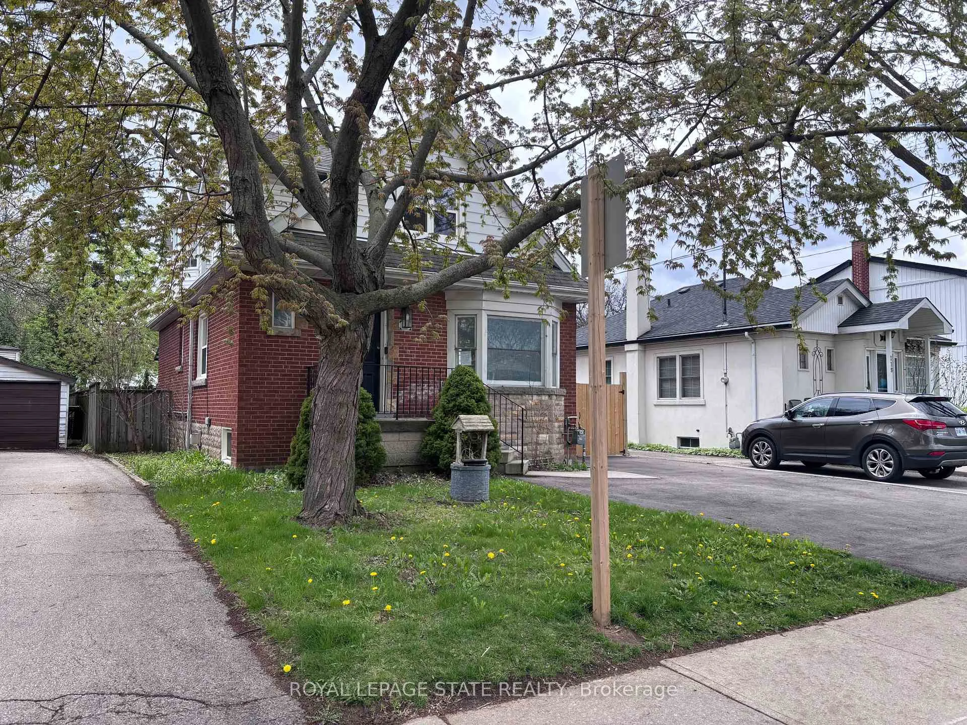 Photo 2 of 122 Queensdale Avenue E, Hamilton, Centremount — HOMEH