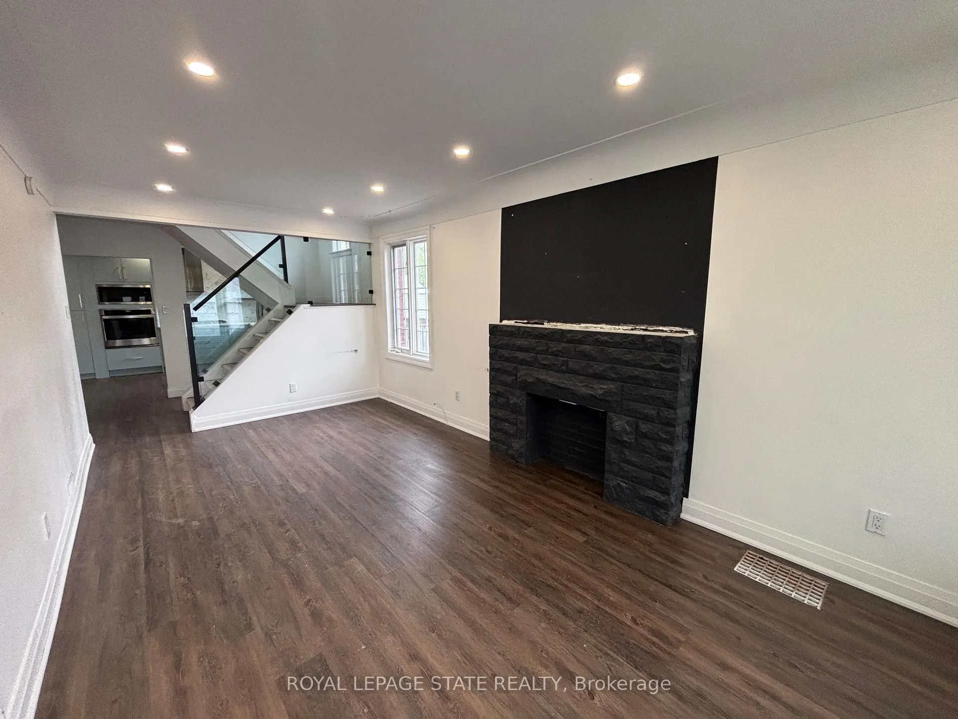 Photo 4 of 122 Queensdale Avenue E, Hamilton, Centremount — HOMEH