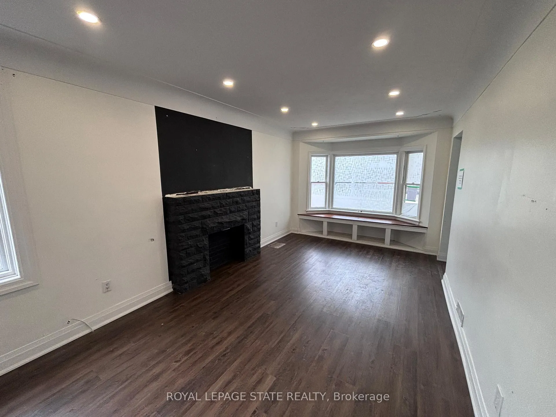 Photo 5 of 122 Queensdale Avenue E, Hamilton, Centremount — HOMEH