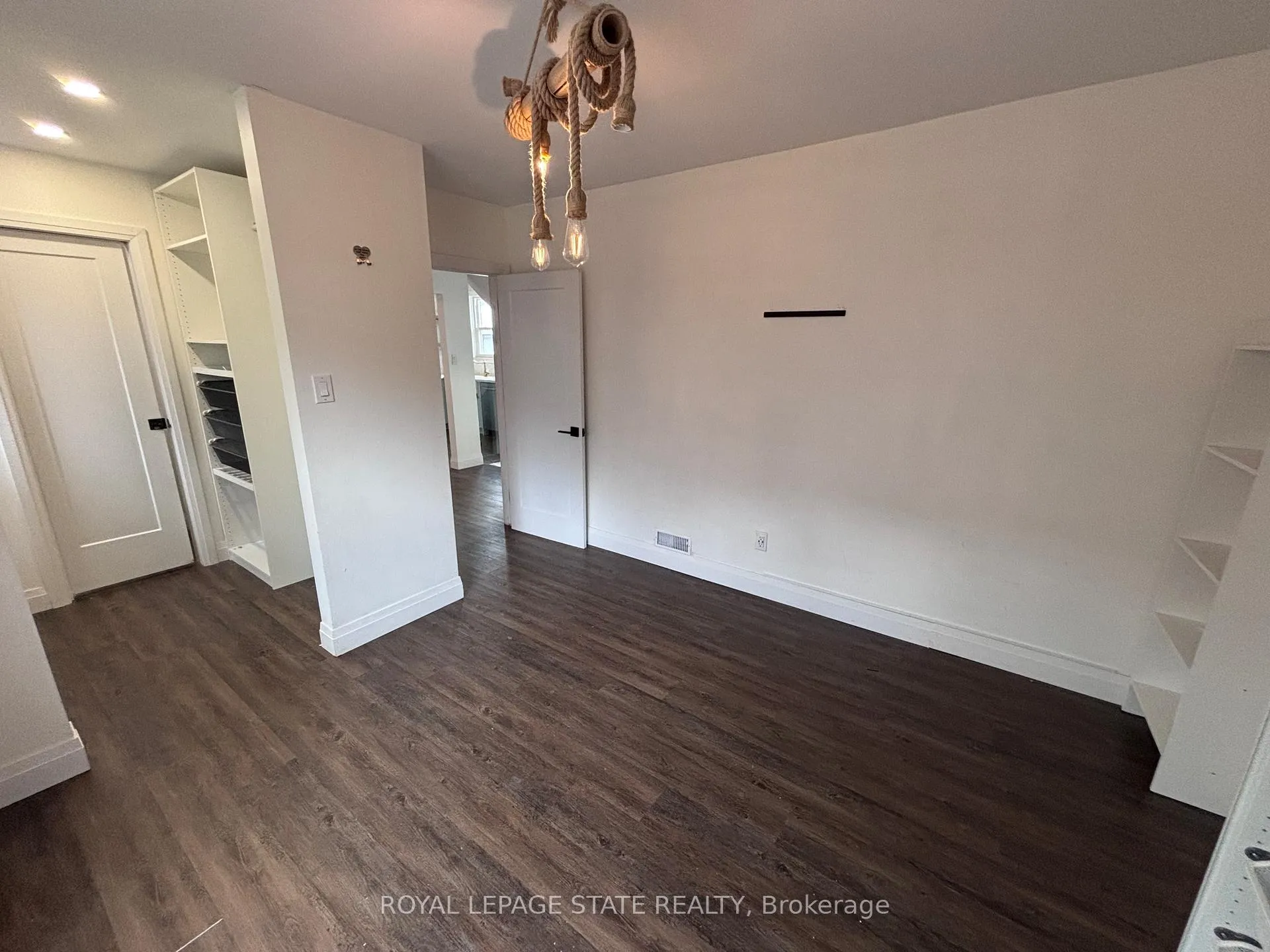 Photo 7 of 122 Queensdale Avenue E, Hamilton, Centremount — HOMEH