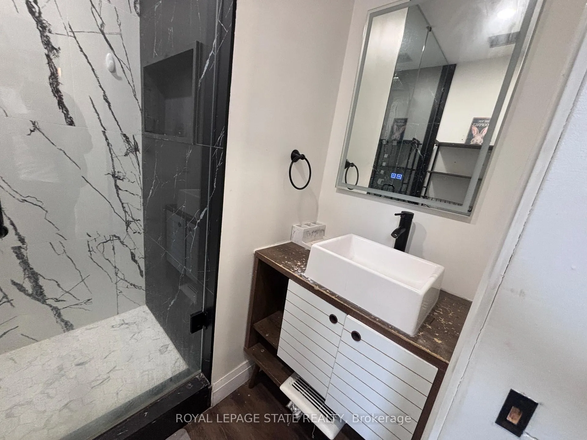 Photo 9 of 122 Queensdale Avenue E, Hamilton, Centremount — HOMEH