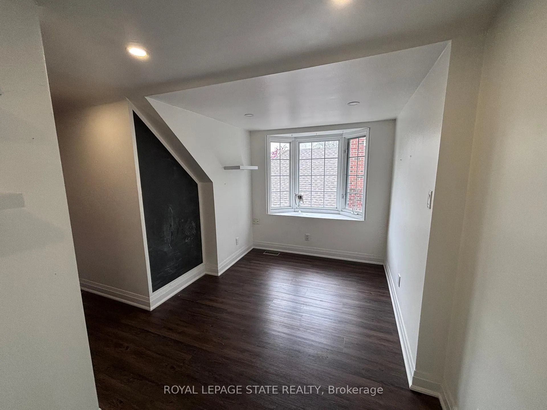 Photo 12 of 122 Queensdale Avenue E, Hamilton, Centremount — HOMEH