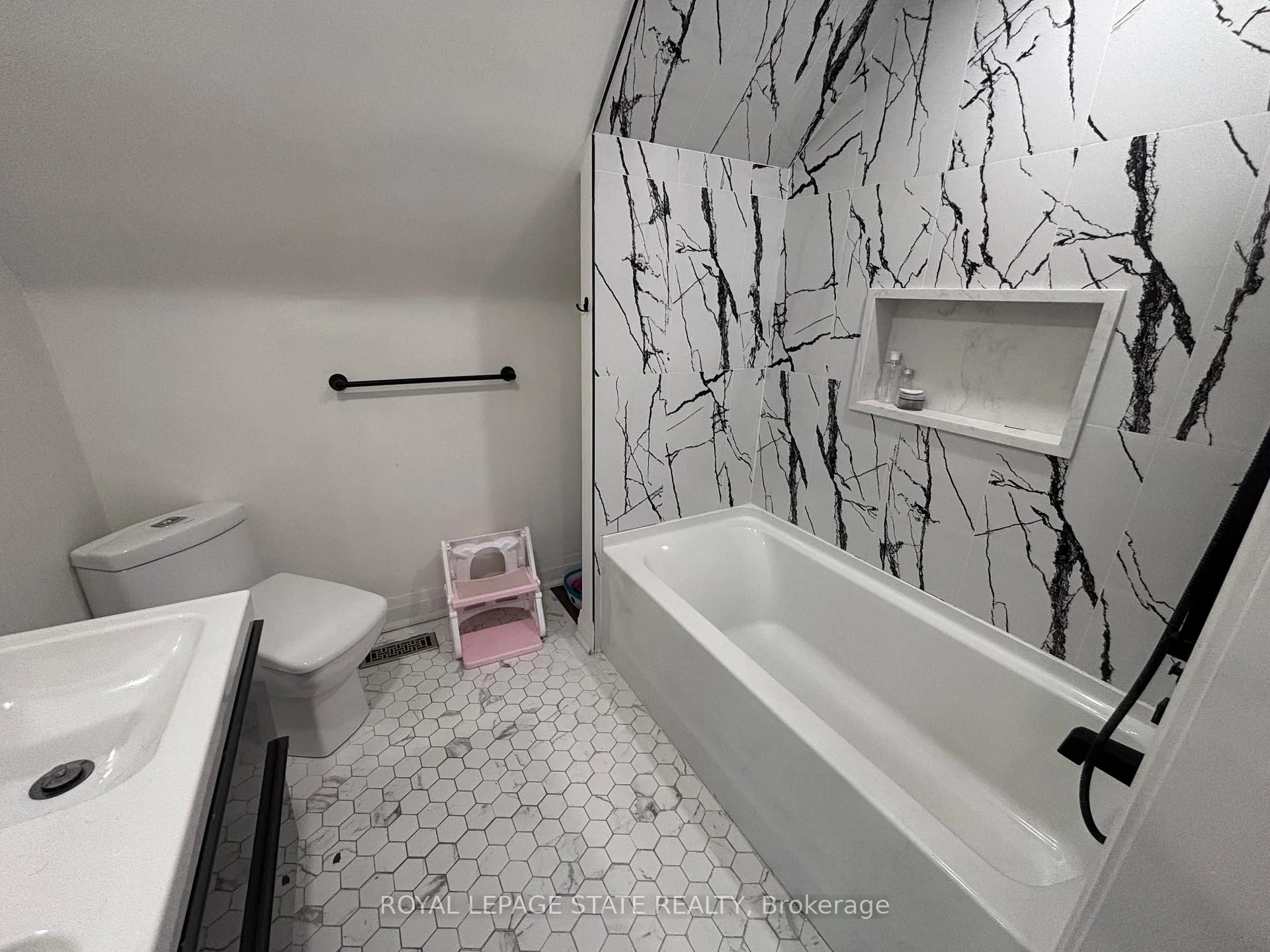 Photo 13 of 122 Queensdale Avenue E, Hamilton, Centremount — HOMEH
