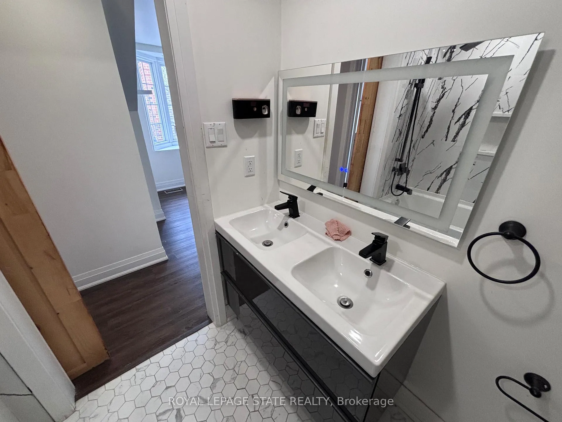 Photo 14 of 122 Queensdale Avenue E, Hamilton, Centremount — HOMEH