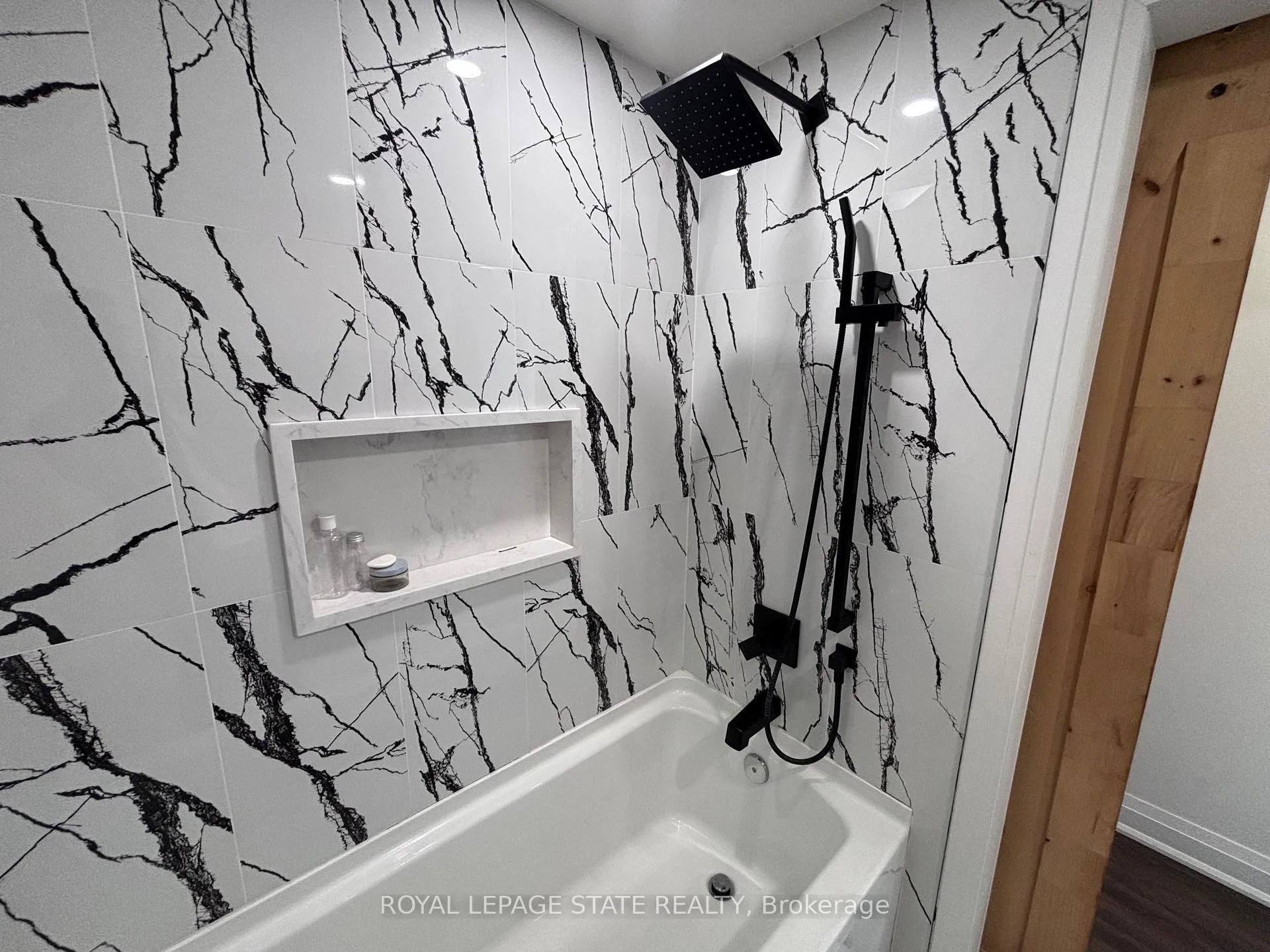 Photo 15 of 122 Queensdale Avenue E, Hamilton, Centremount — HOMEH