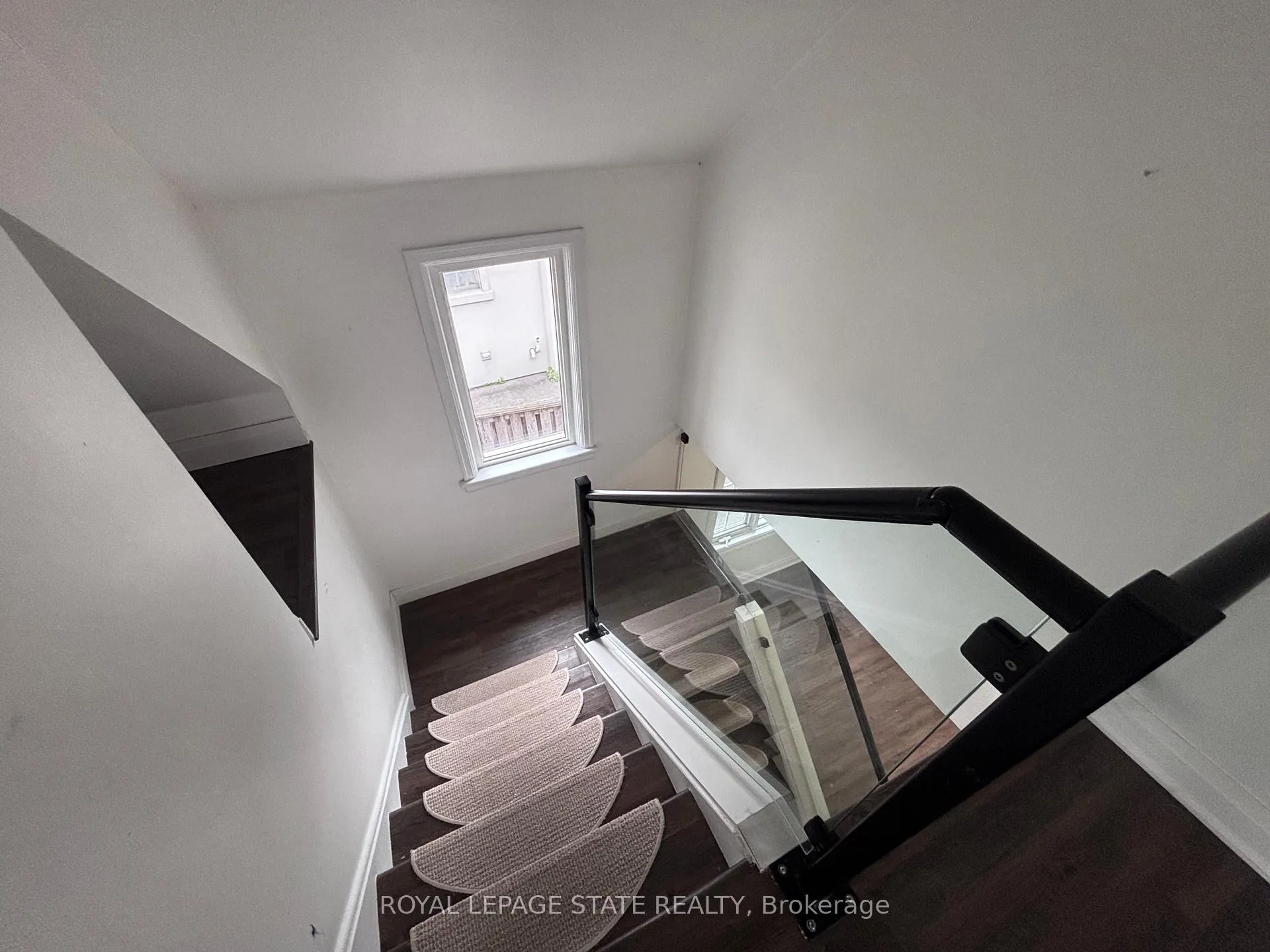 Photo 17 of 122 Queensdale Avenue E, Hamilton, Centremount — HOMEH
