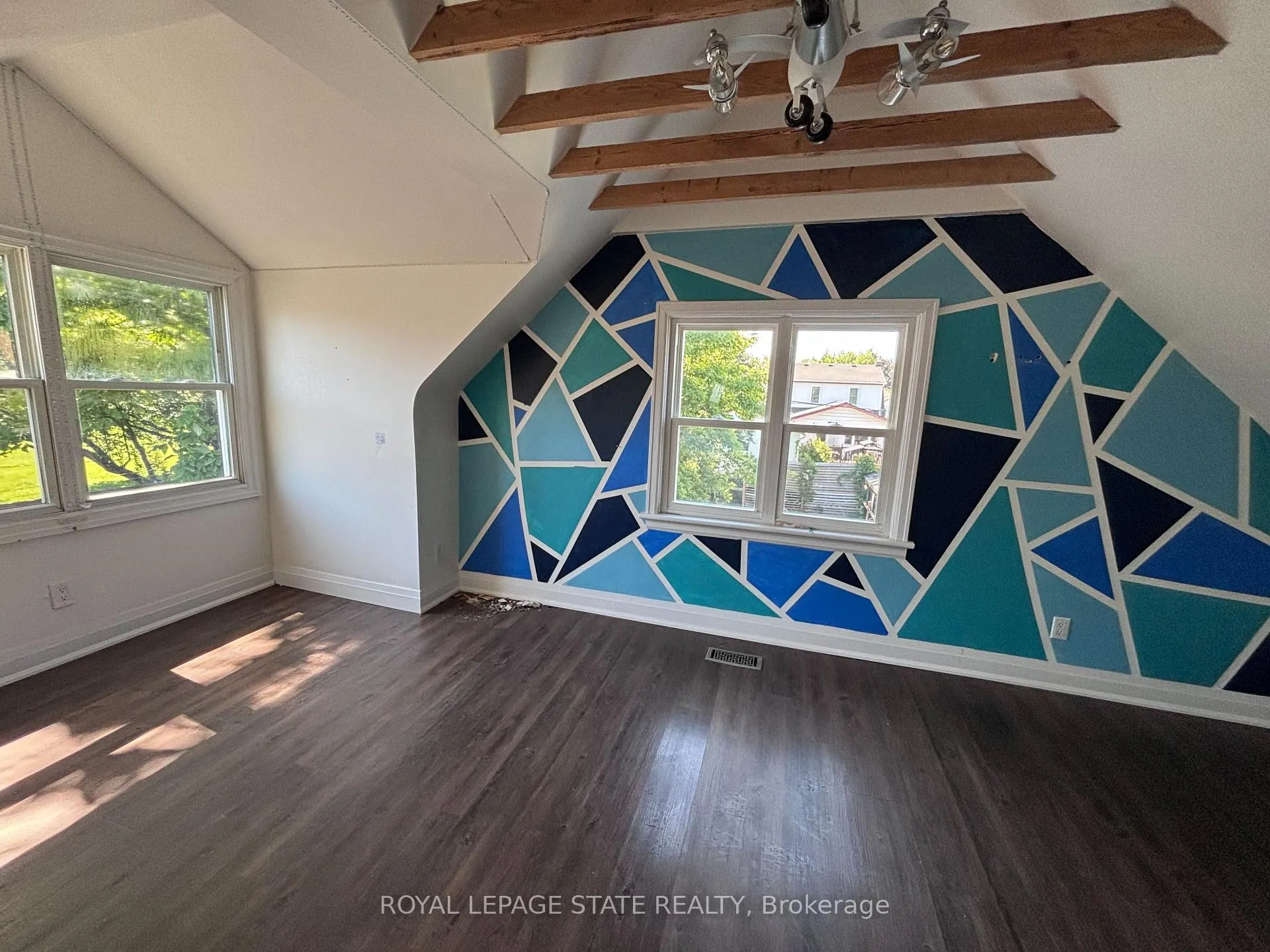 Photo 22 of 122 Queensdale Avenue E, Hamilton, Centremount — HOMEH