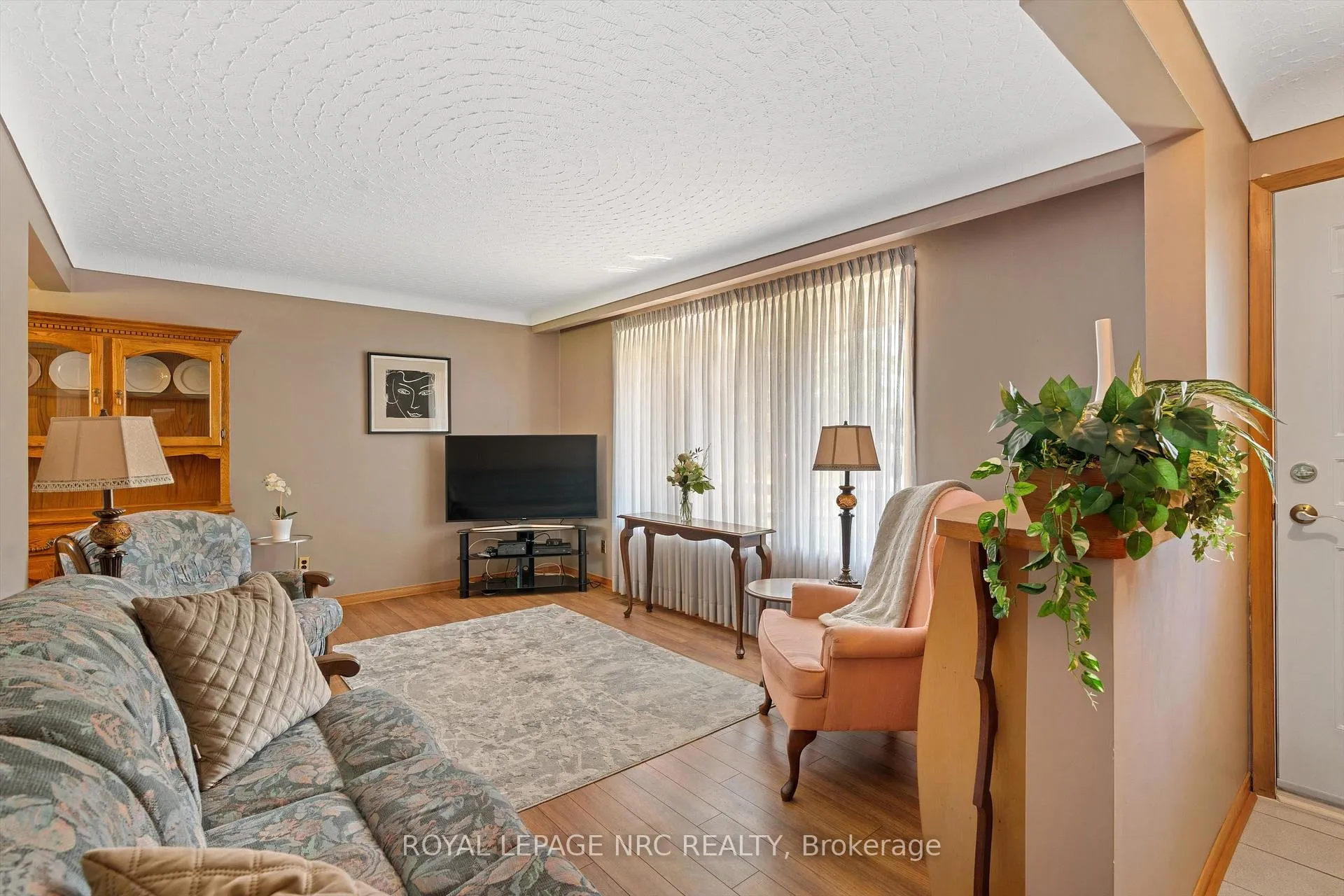 Photo 8 of 15 Carrol Street, Welland, Broadway — HOMEH