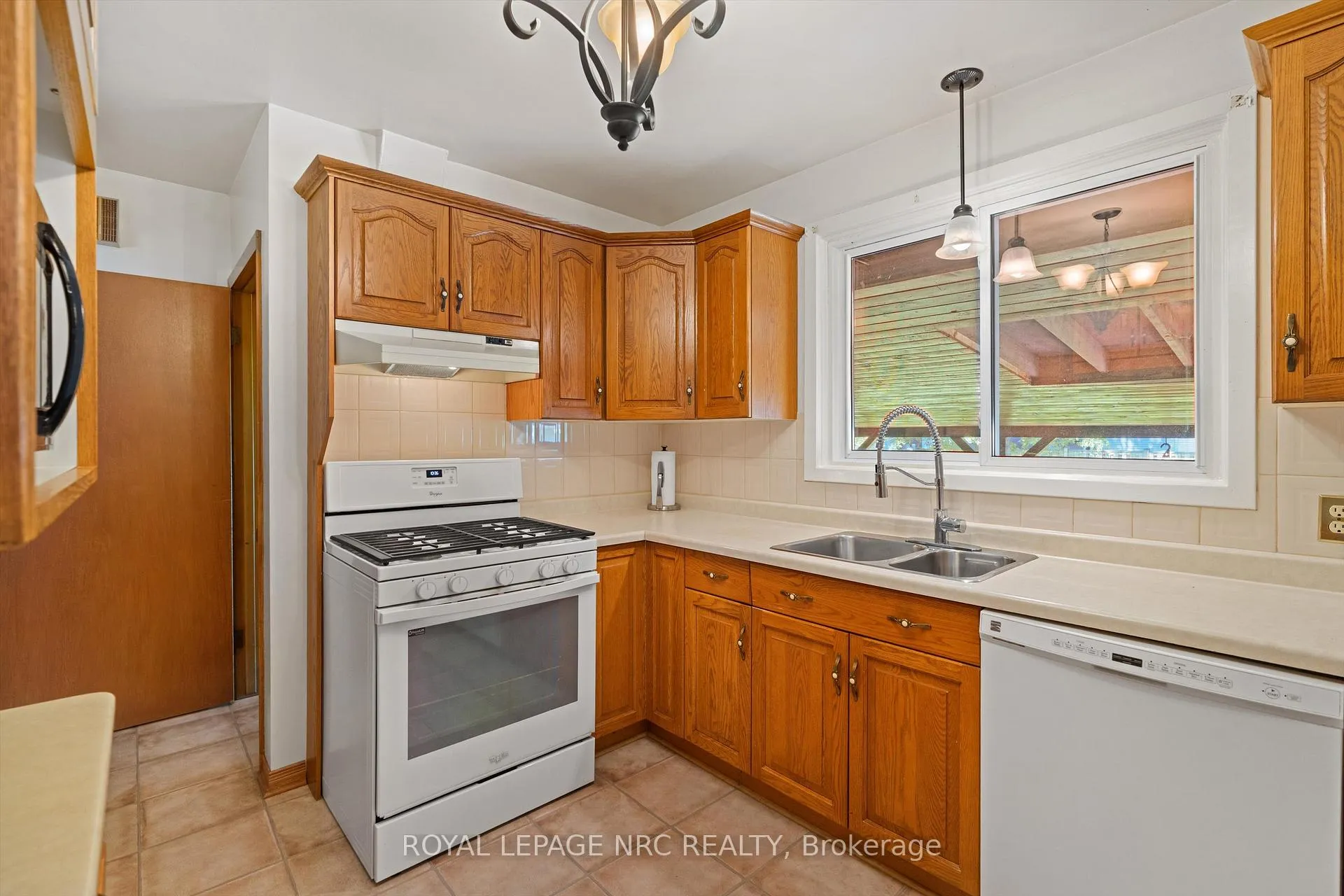 Photo 11 of 15 Carrol Street, Welland, Broadway — HOMEH