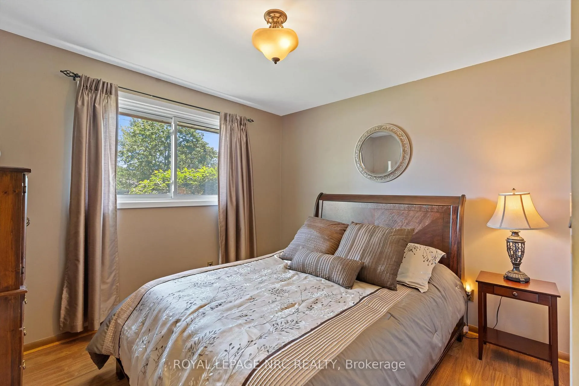 Photo 18 of 15 Carrol Street, Welland, Broadway — HOMEH