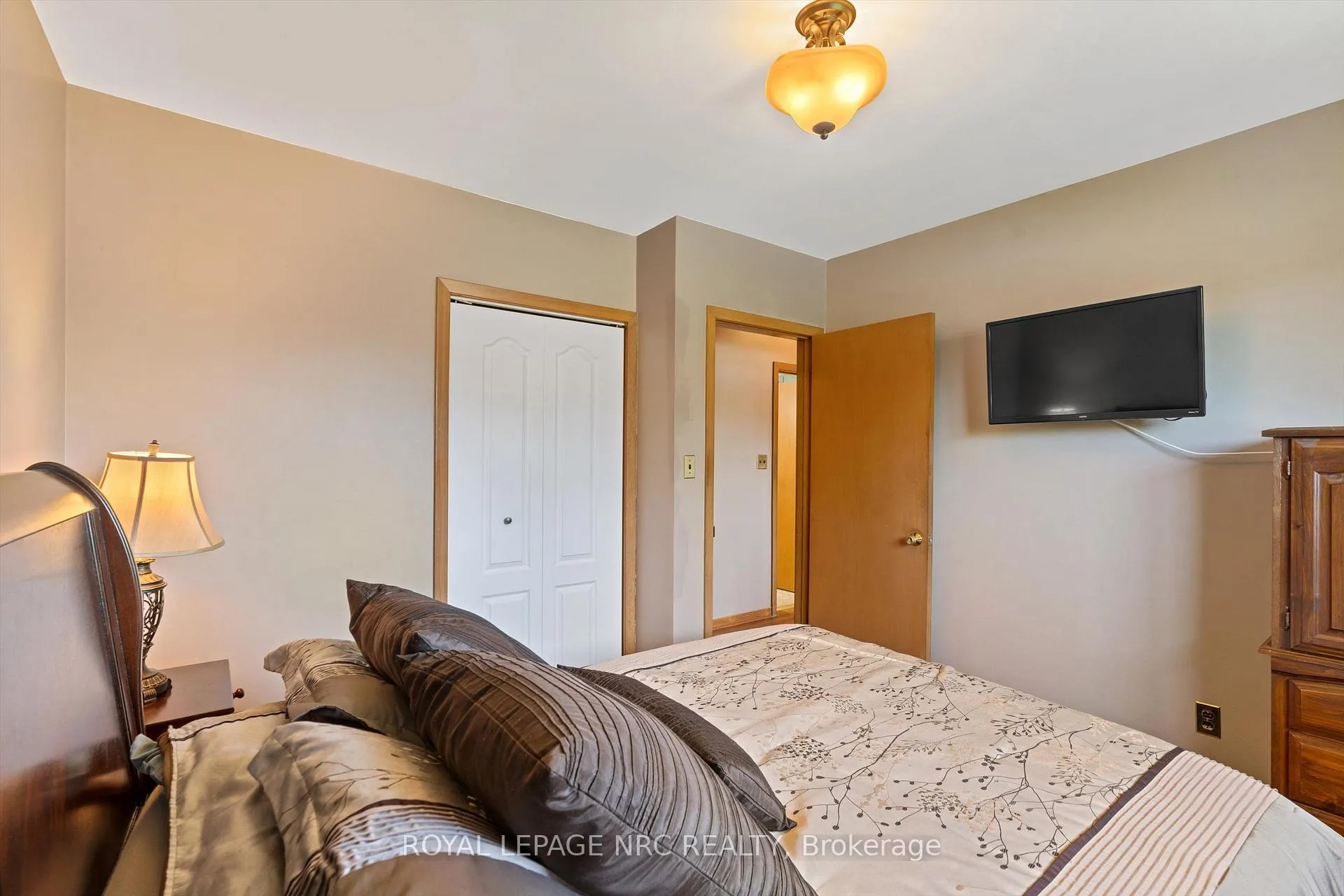 Photo 19 of 15 Carrol Street, Welland, Broadway — HOMEH