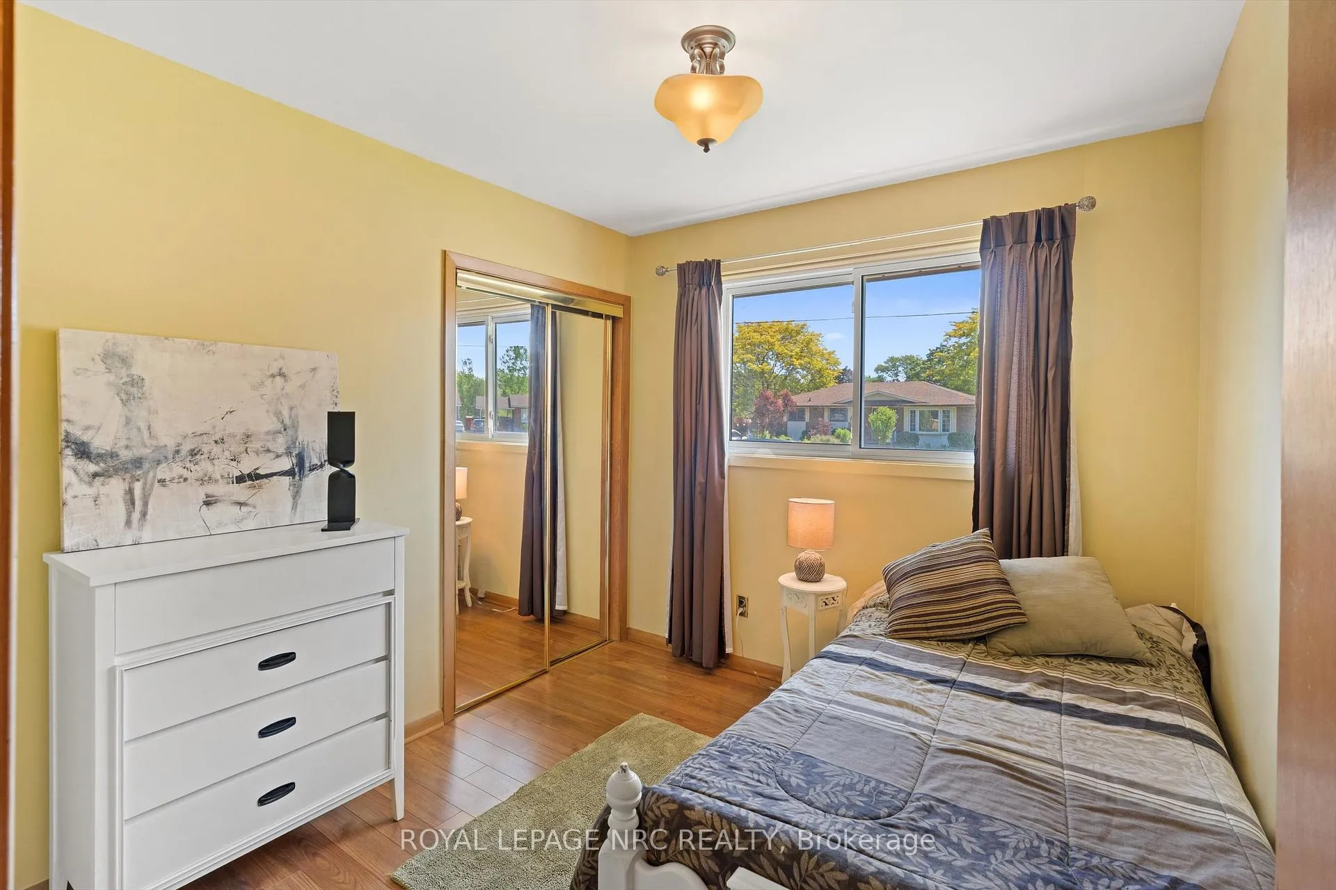 Photo 22 of 15 Carrol Street, Welland, Broadway — HOMEH