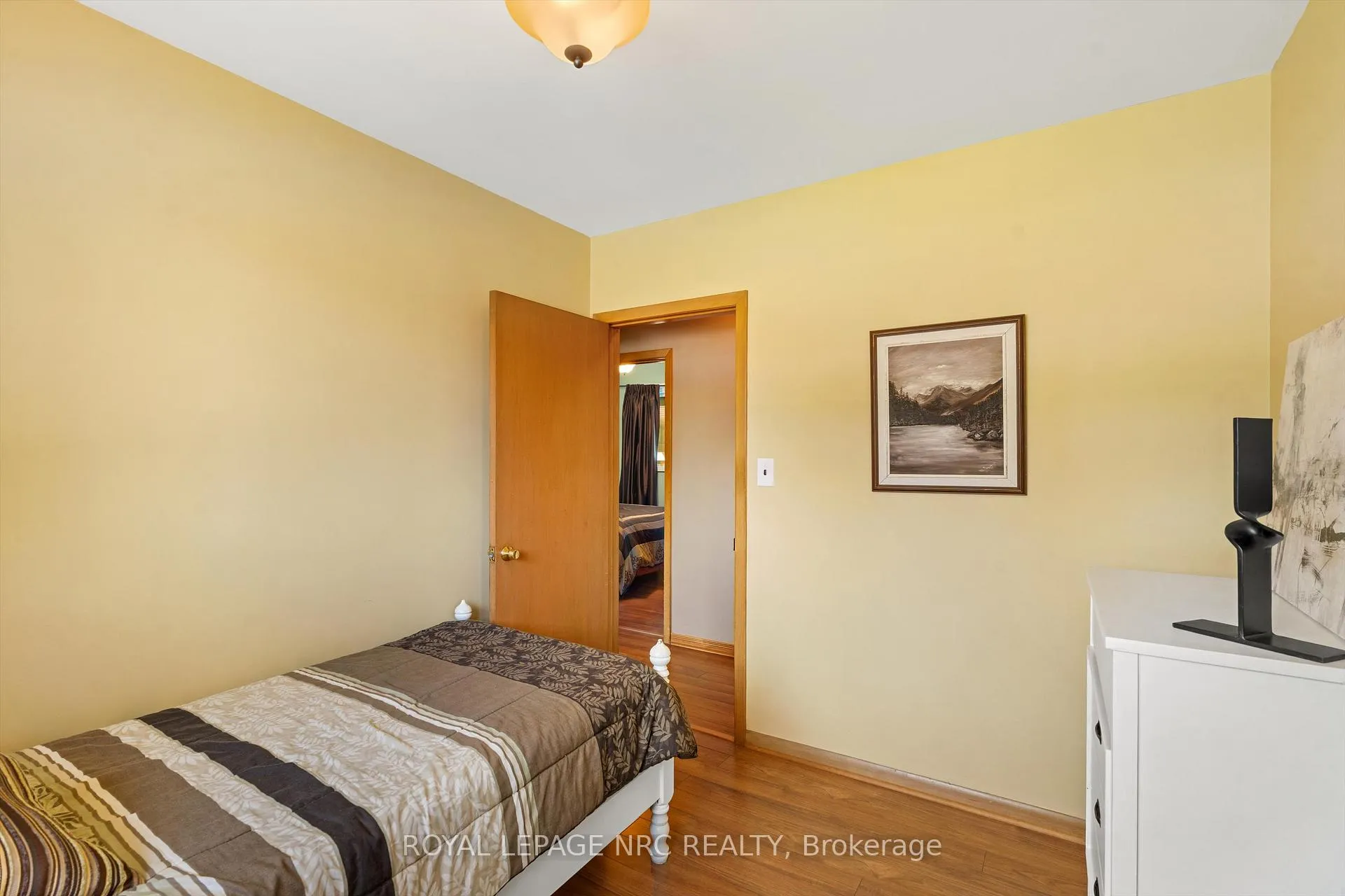 Photo 23 of 15 Carrol Street, Welland, Broadway — HOMEH