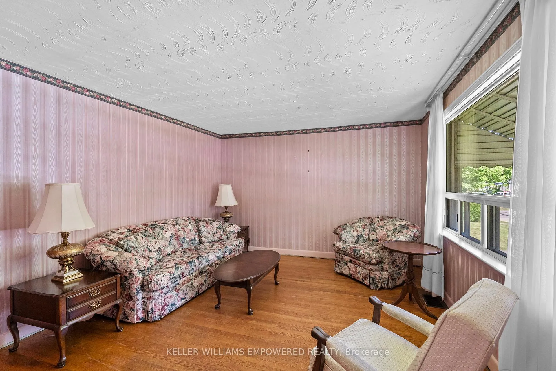 Photo 3 of 88 Edgecroft Road, Etobicoke, Stonegate-Queensway — HOMEH