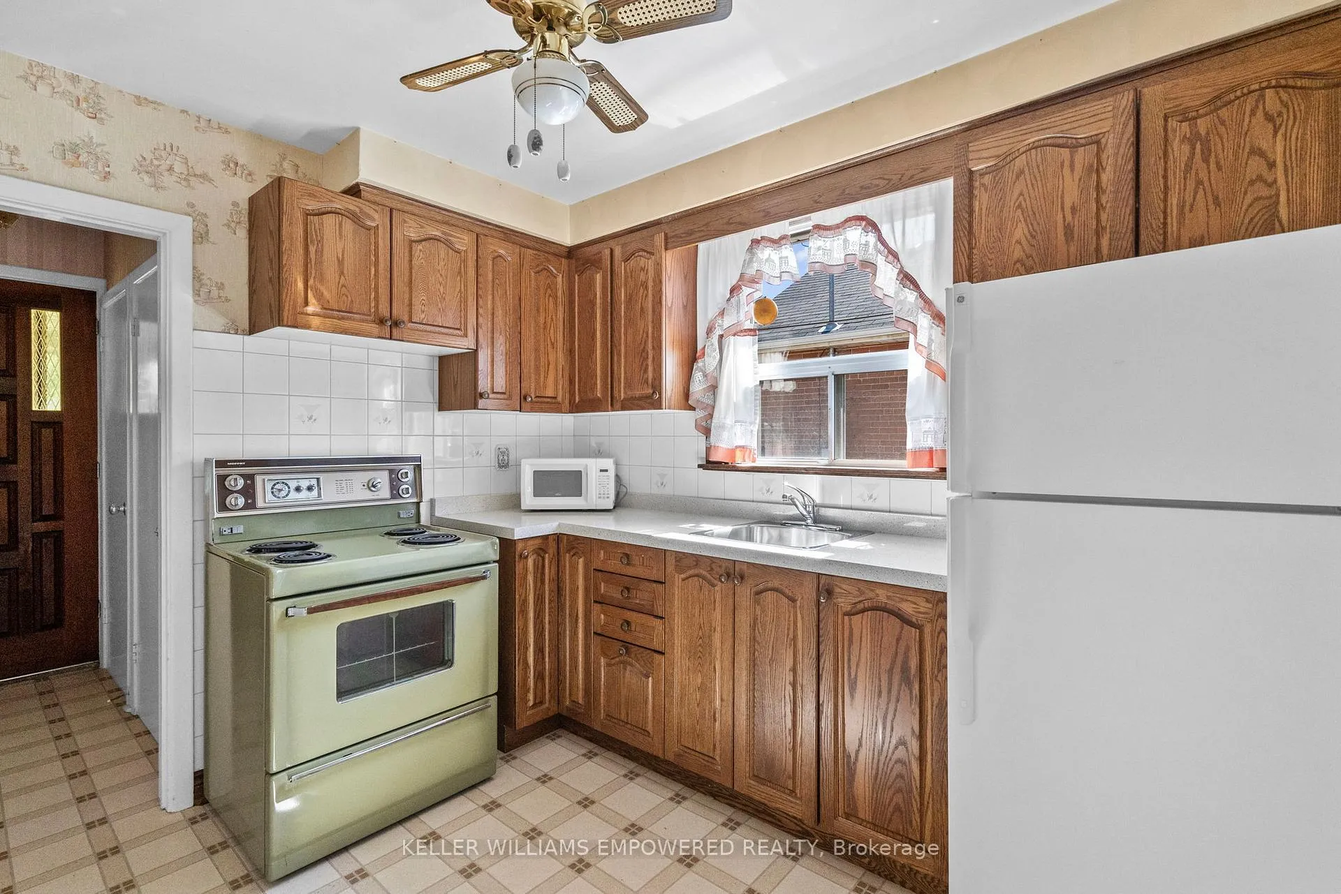 Photo 8 of 88 Edgecroft Road, Etobicoke, Stonegate-Queensway — HOMEH
