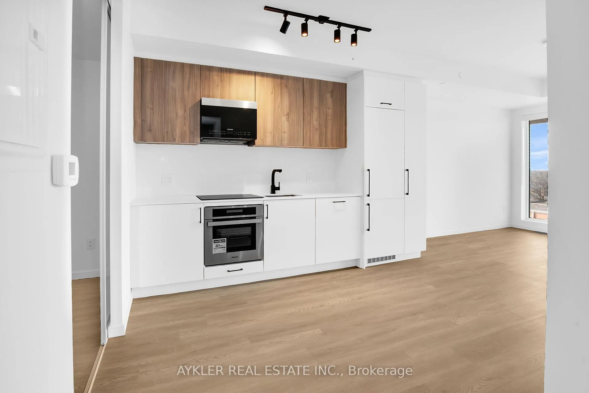 Photo 6 of Unit 508, 689 The Queensway, Etobicoke, Stonegate-Queensway — HOMEH