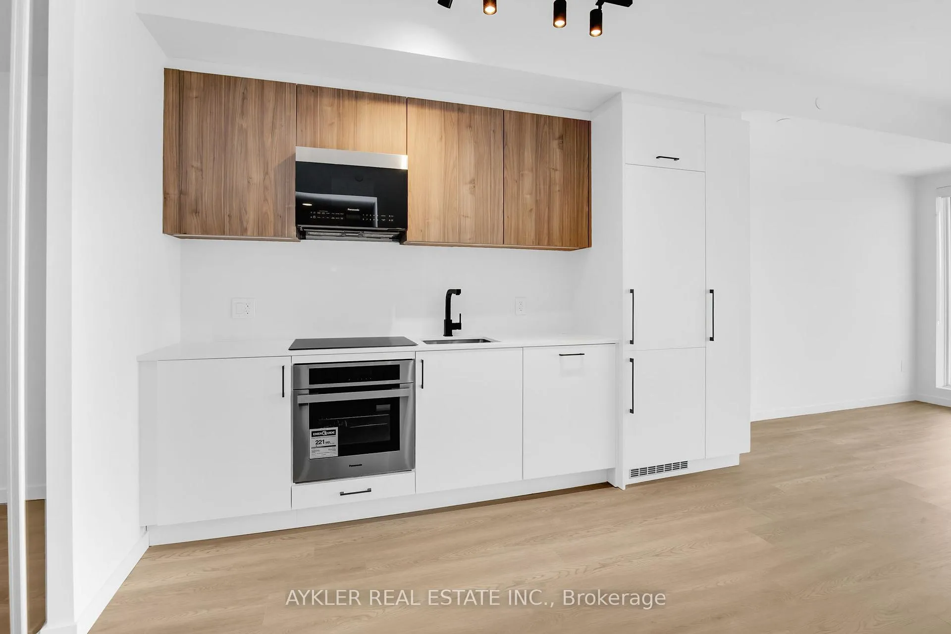 Photo 7 of Unit 508, 689 The Queensway, Etobicoke, Stonegate-Queensway — HOMEH