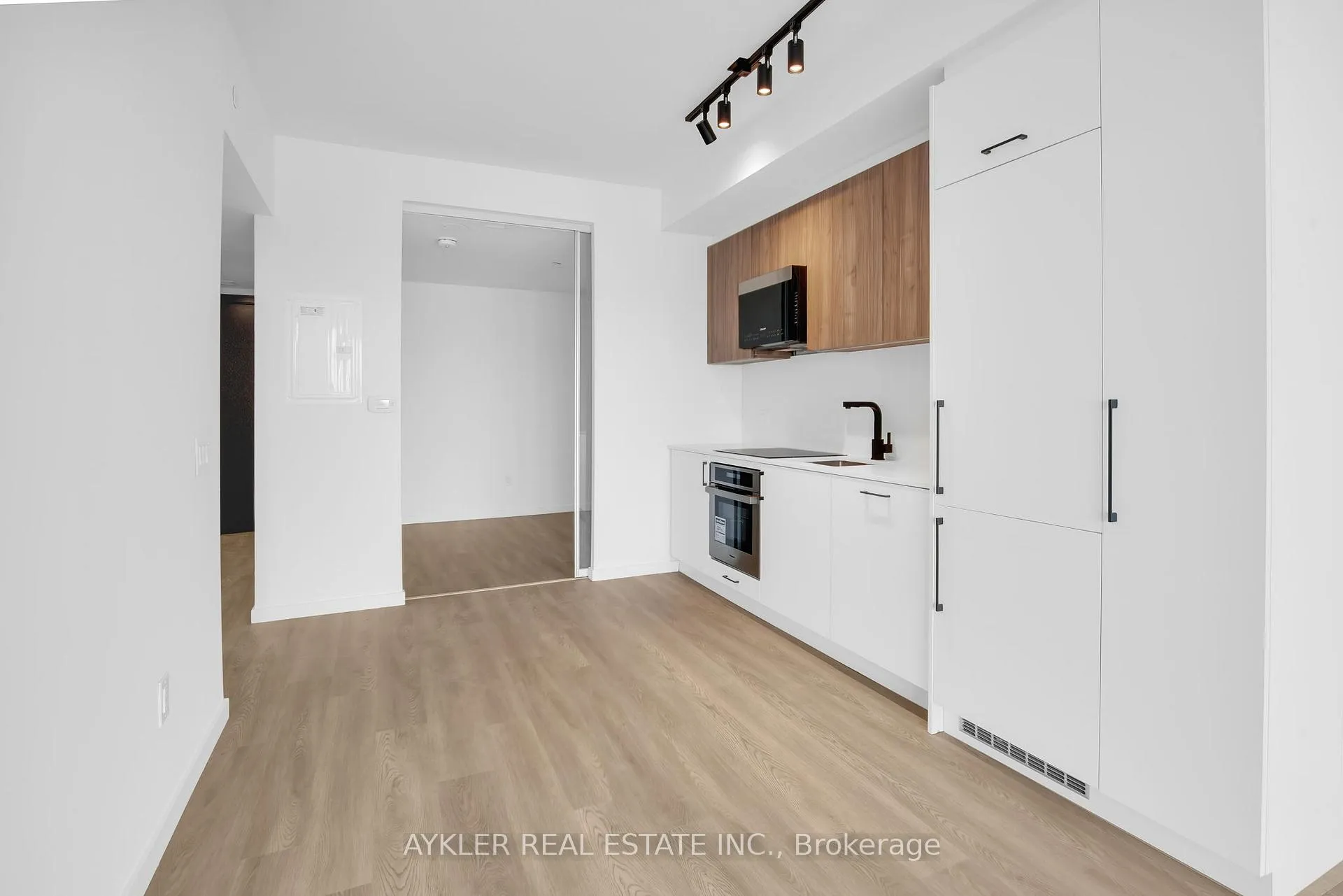 Photo 10 of Unit 508, 689 The Queensway, Etobicoke, Stonegate-Queensway — HOMEH