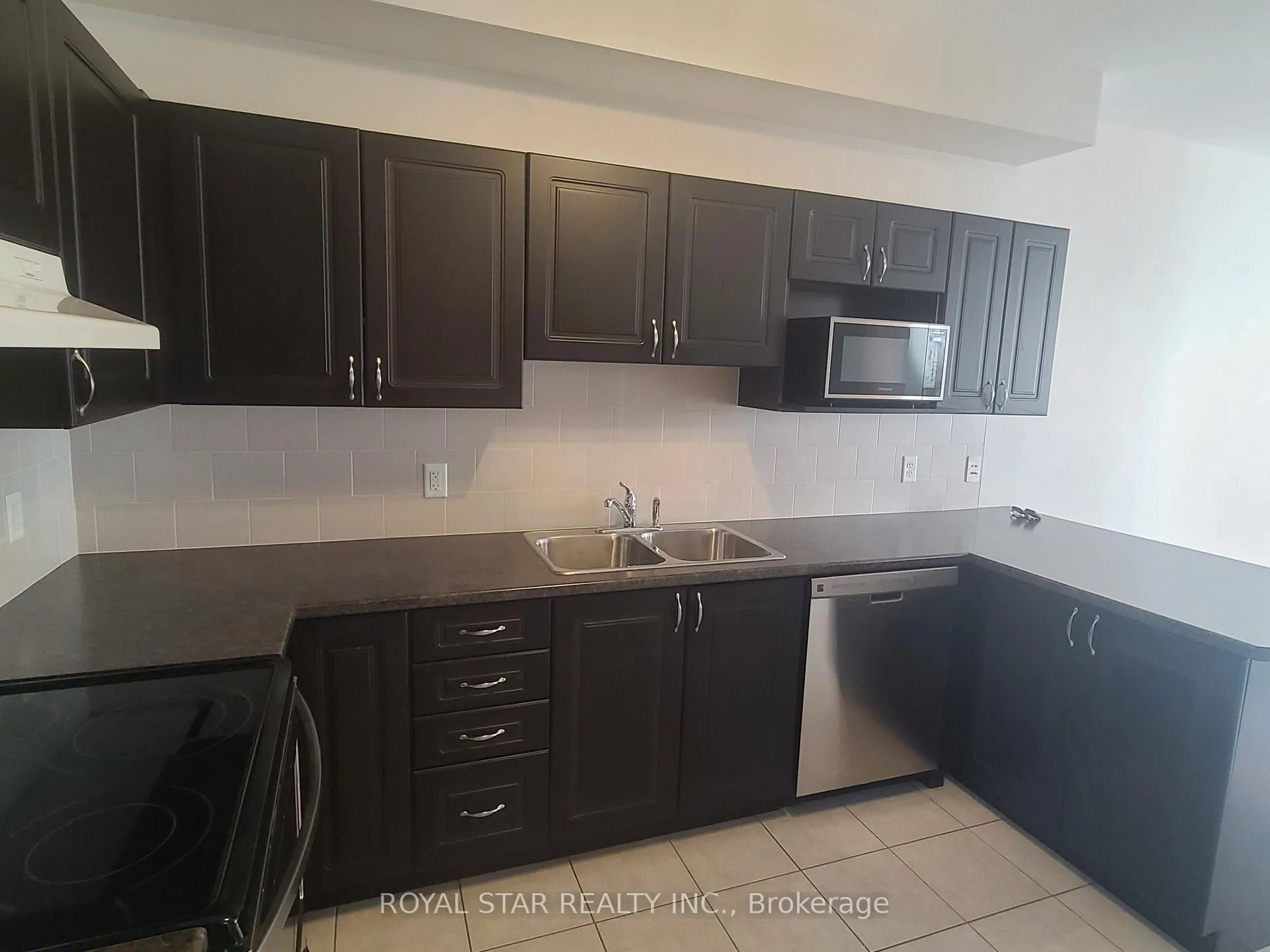 Photo 4 of 621 Pepperville Crescent, Ottawa, Kanata - Emerald Meadows/Trailwest — HOMEH